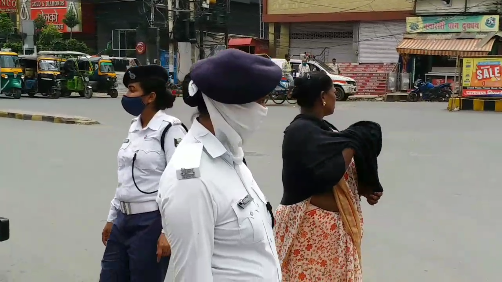 मास्क, ग्लब्स, सैनिटाइजर बांटने के दिए निर्देश