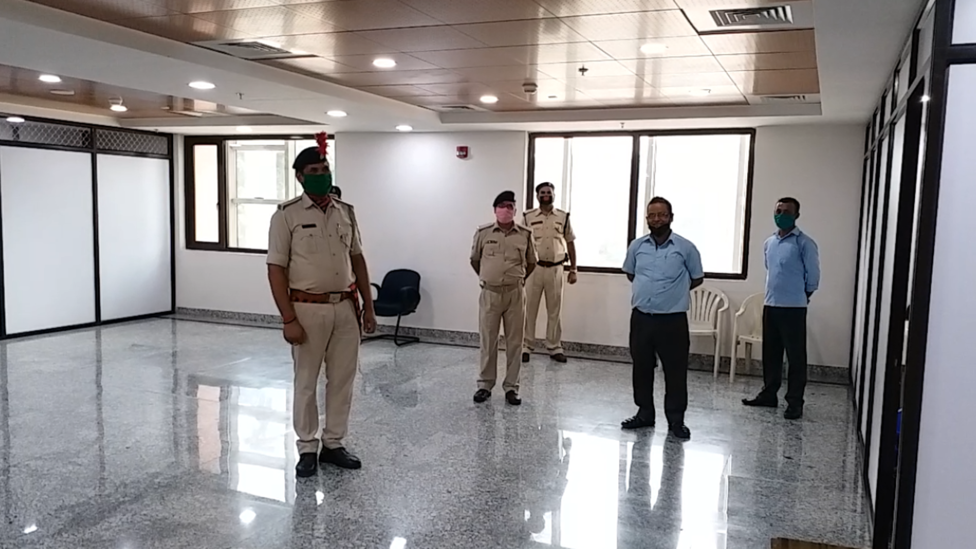 पुलिस मुख्यालय में मौजूद पुलिसकर्मी