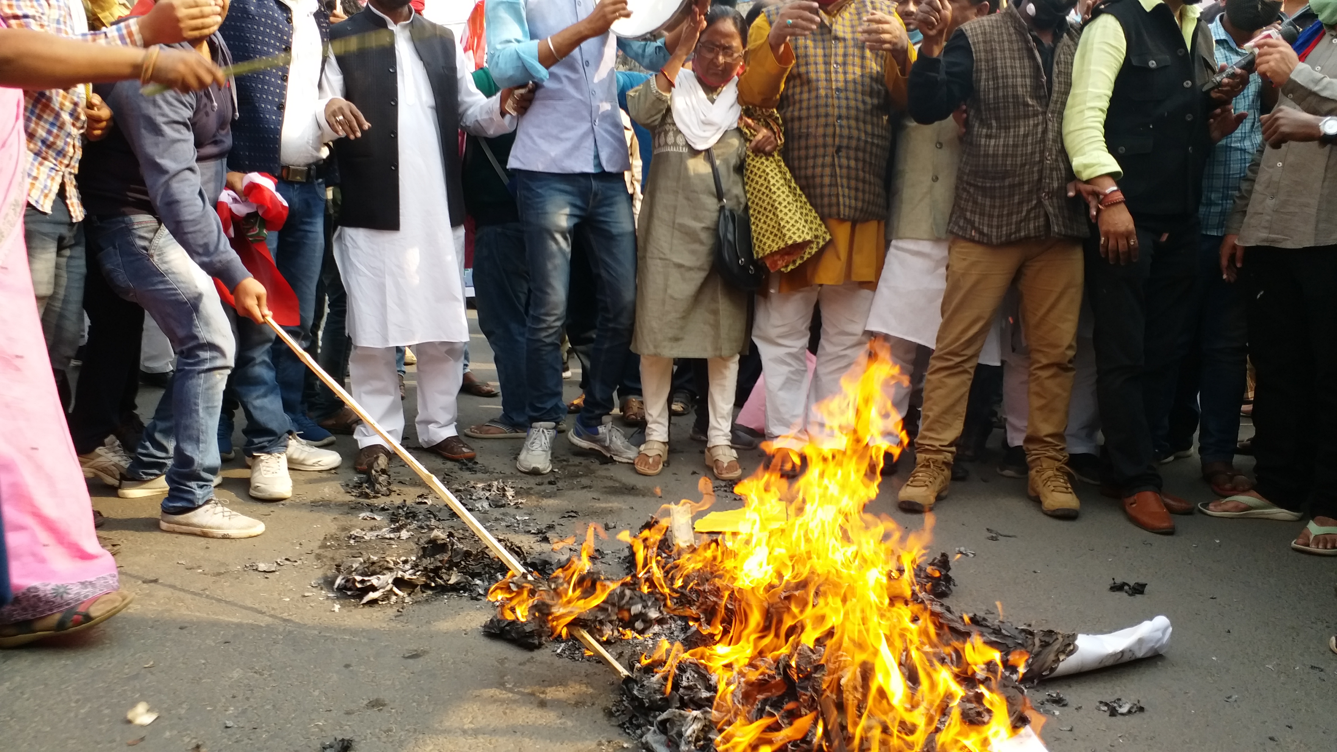 पुतला जलाकर किया प्रदर्शन