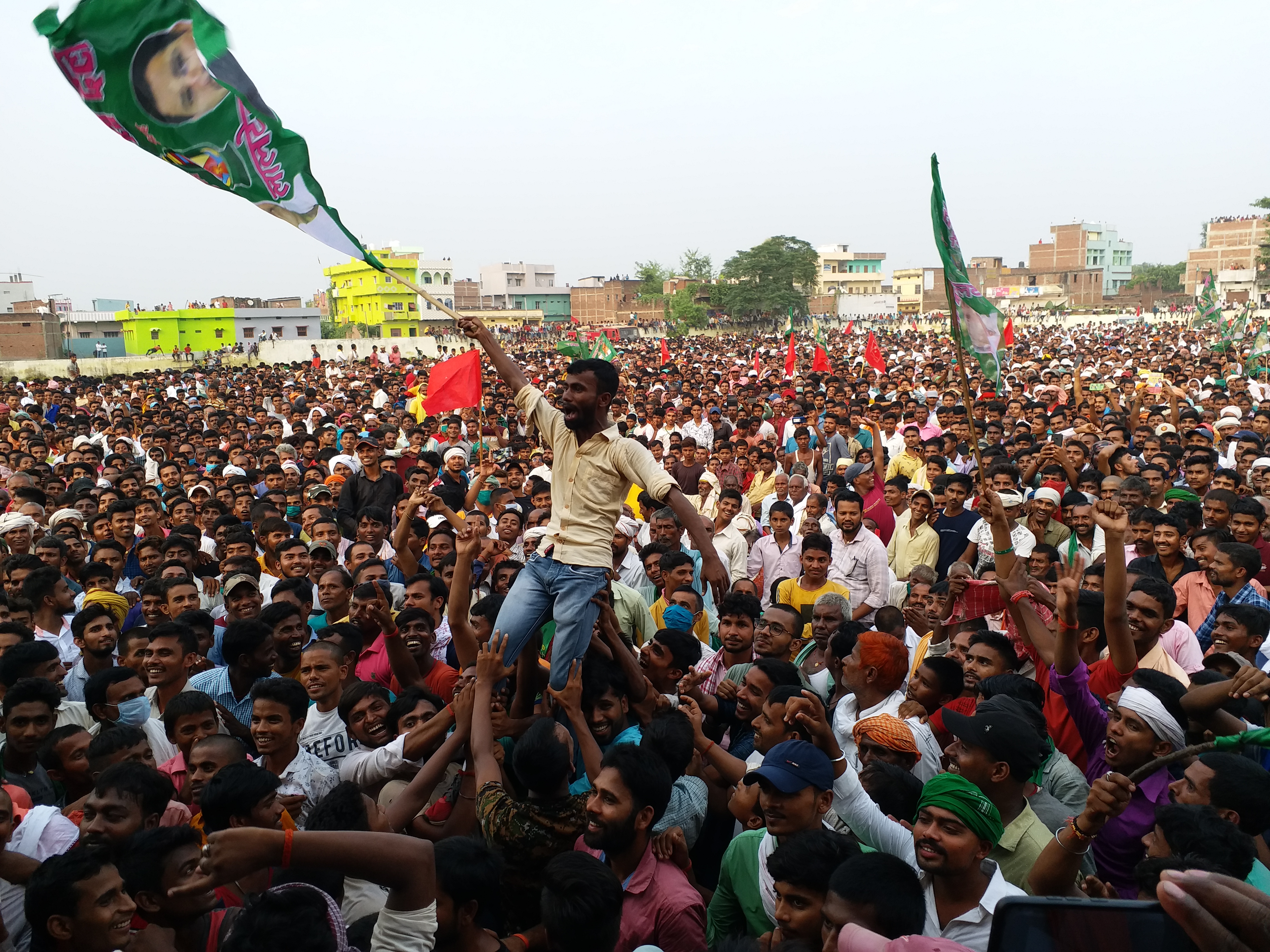 तेजस्वी यादव की सभा में पहुंचे लोग