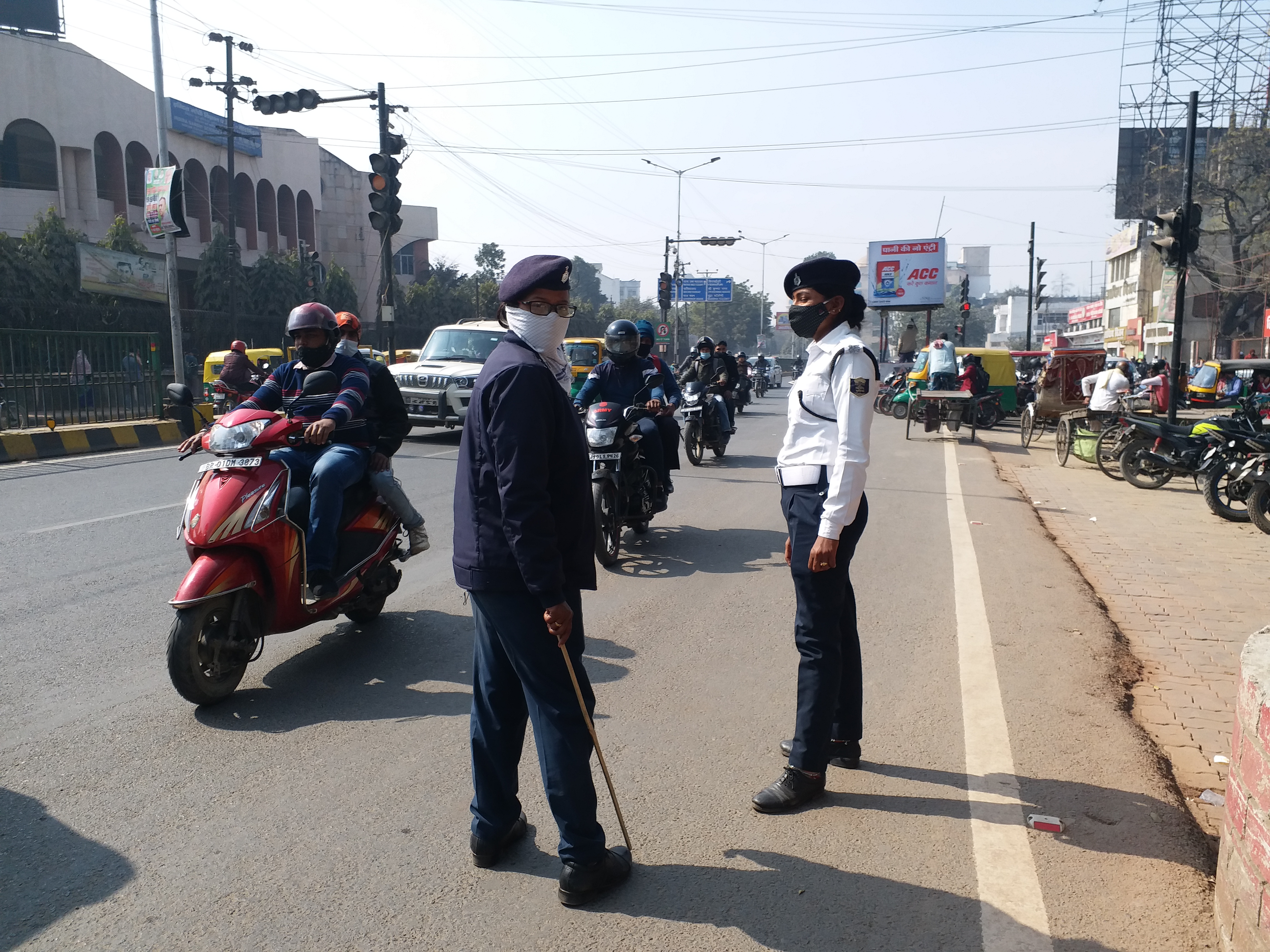 गश्ती करती पुलिस.