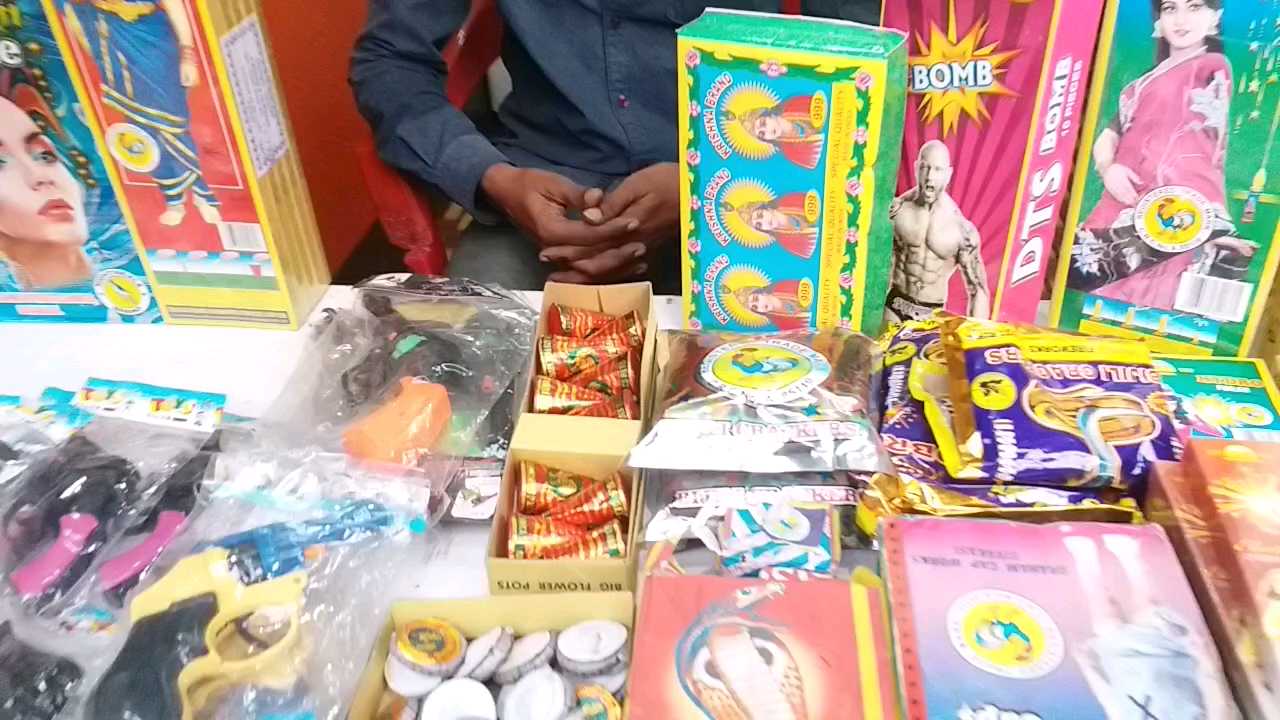 सजी हुई पटाखे की दुकान