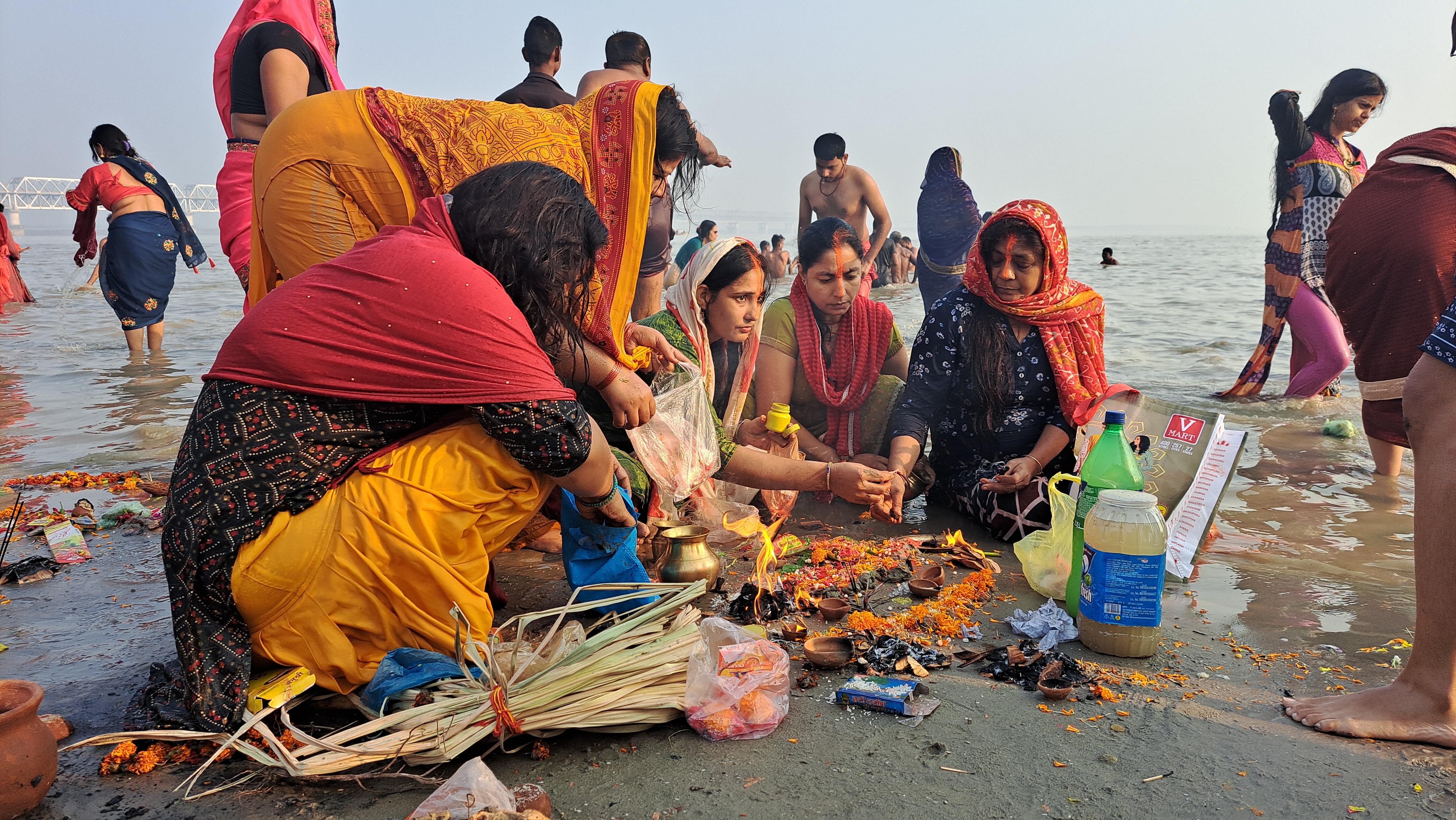 गंगा घाट पर पूजा करते श्रद्धालु