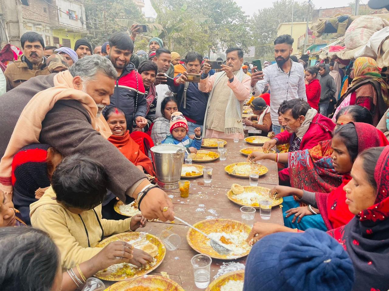 पप्पू यादव ने भोजन परोसा.