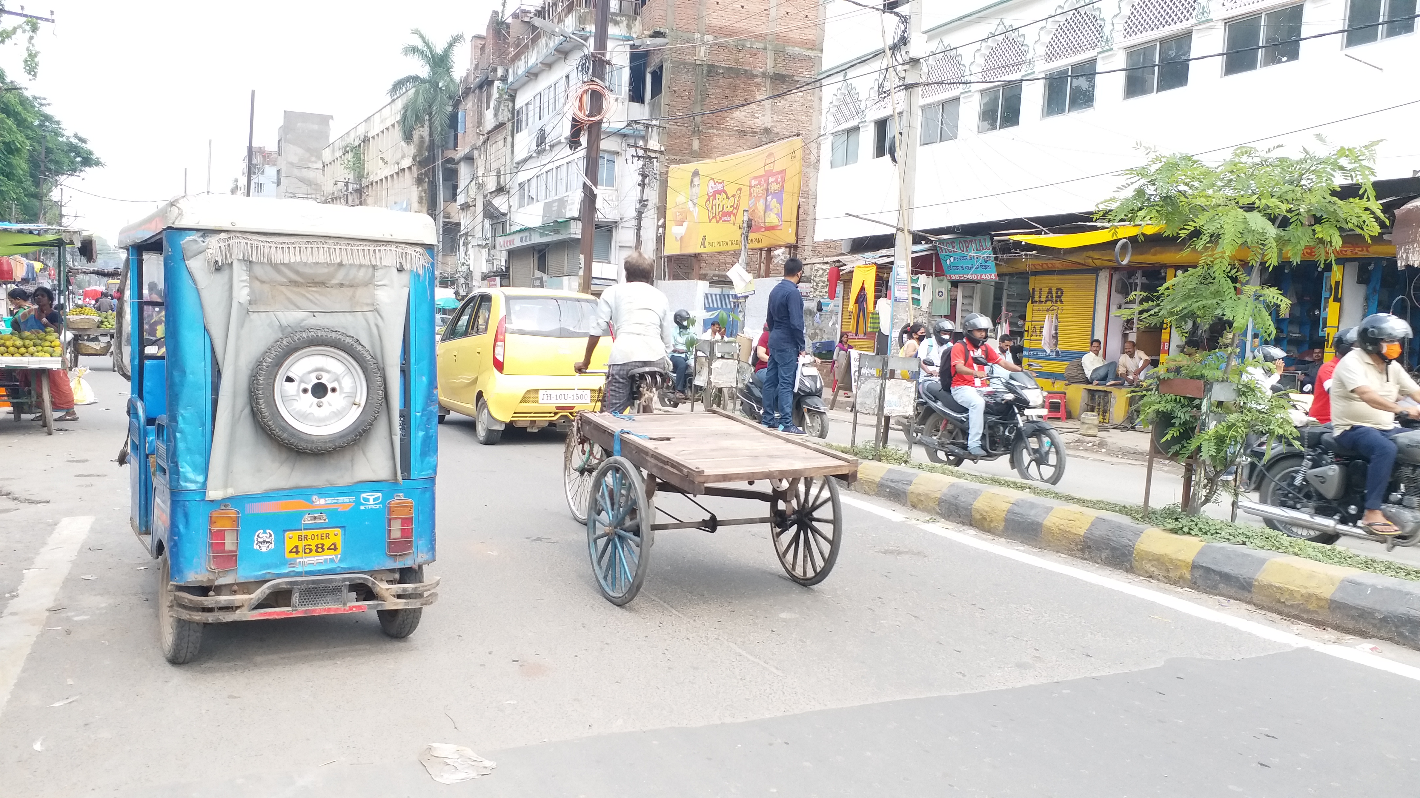 तमाम गाड़ियां आम दिनों की ही तरह सड़कों पर दौड़ रही हैं.