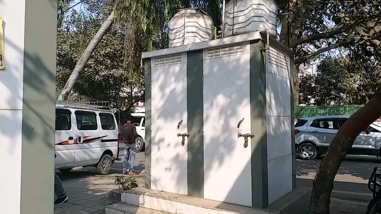 शौचालय के गेट पर लटका ताला