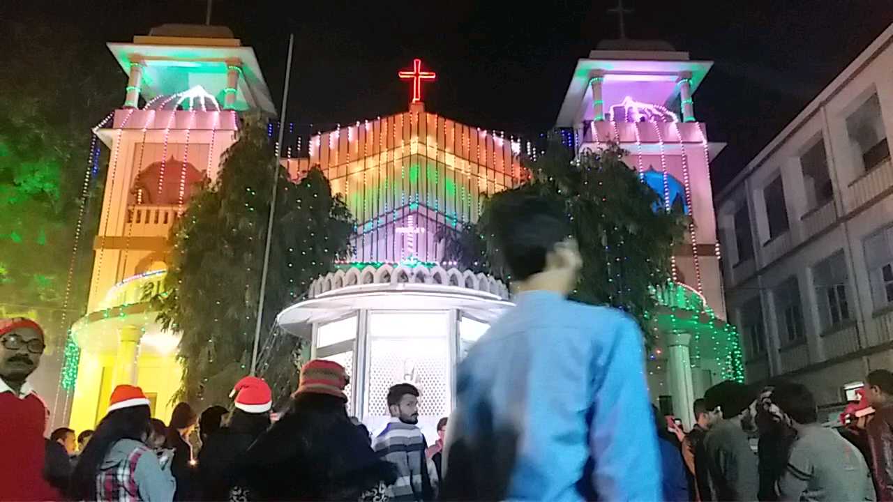 दुल्हन की तरह सजा चर्च