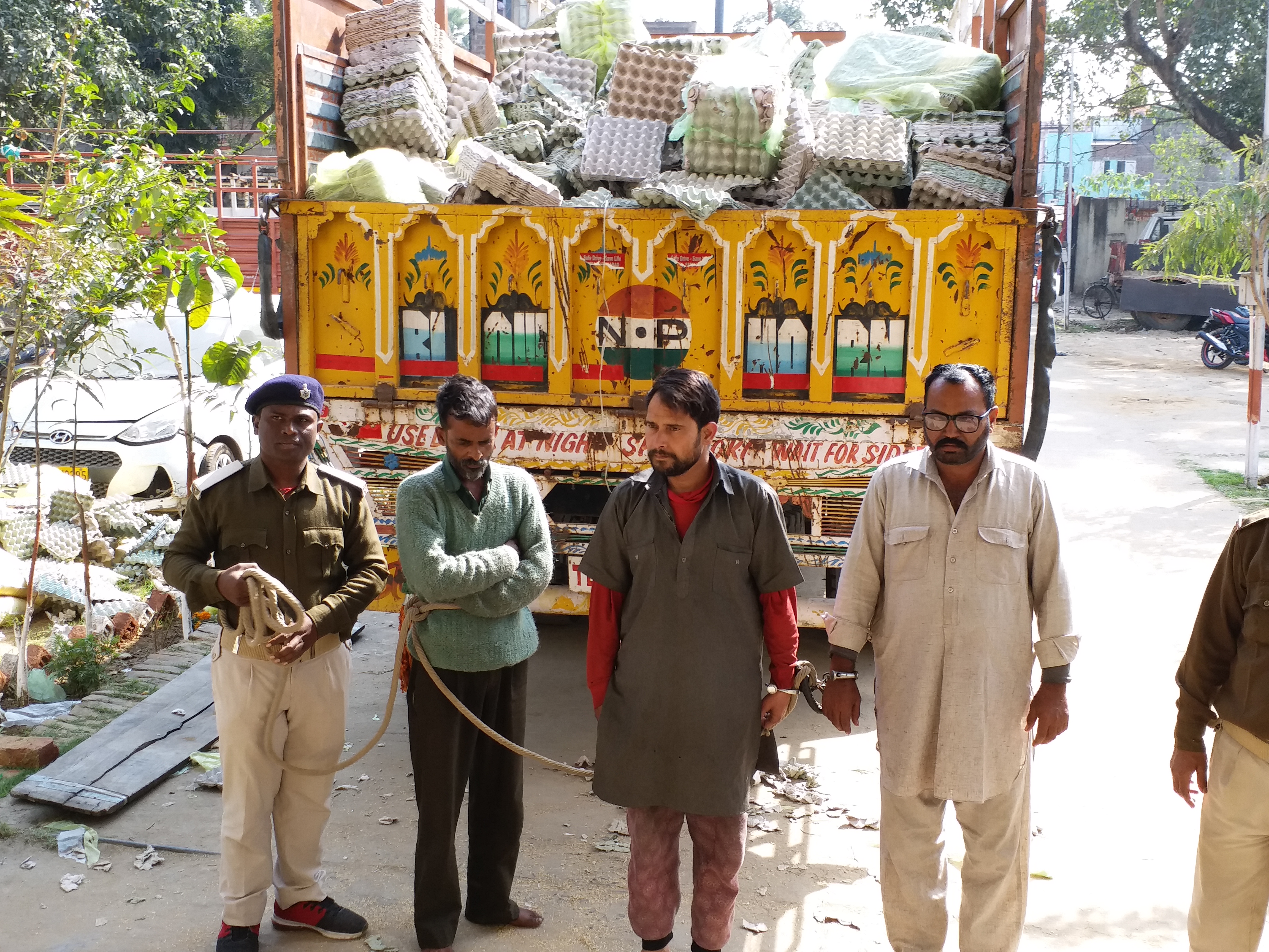 तीन की हुई गिरफ्तारी