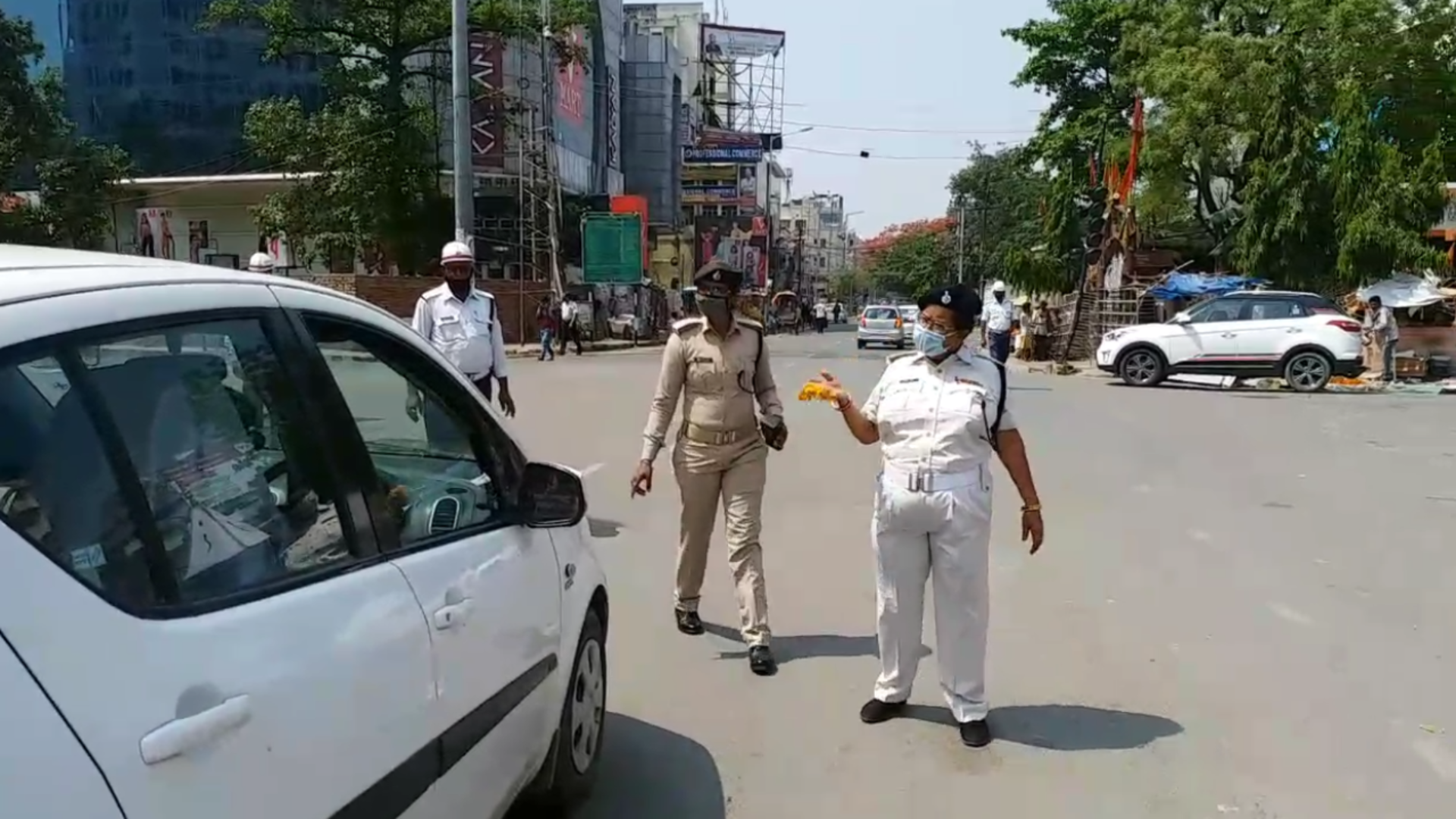 वाहन चेकिंग करती पुलिस