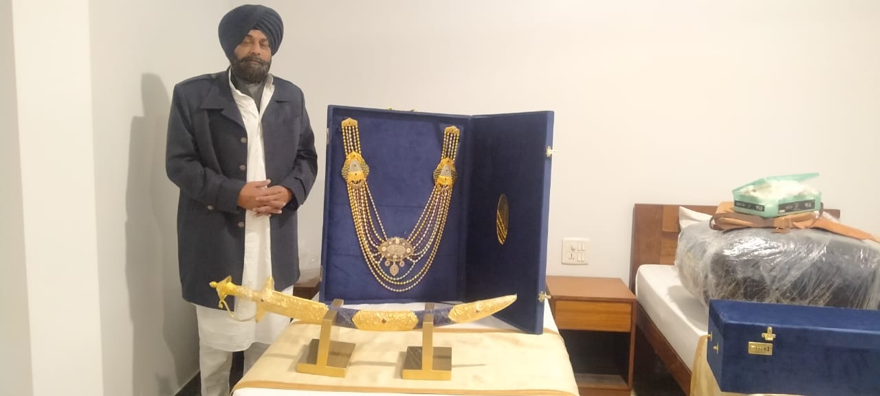 ਸ਼ਰਧਾਲੂ ਨੇ ਗੁਰੂ ਗੋਬਿੰਦ ਸਿੰਘ ਜੀ ਦੇ ਚਰਨਾਂ 'ਚ ਭੇਟ ਕੀਤਾ ਹੀਰੇ ਦਾ ਹਾਰ