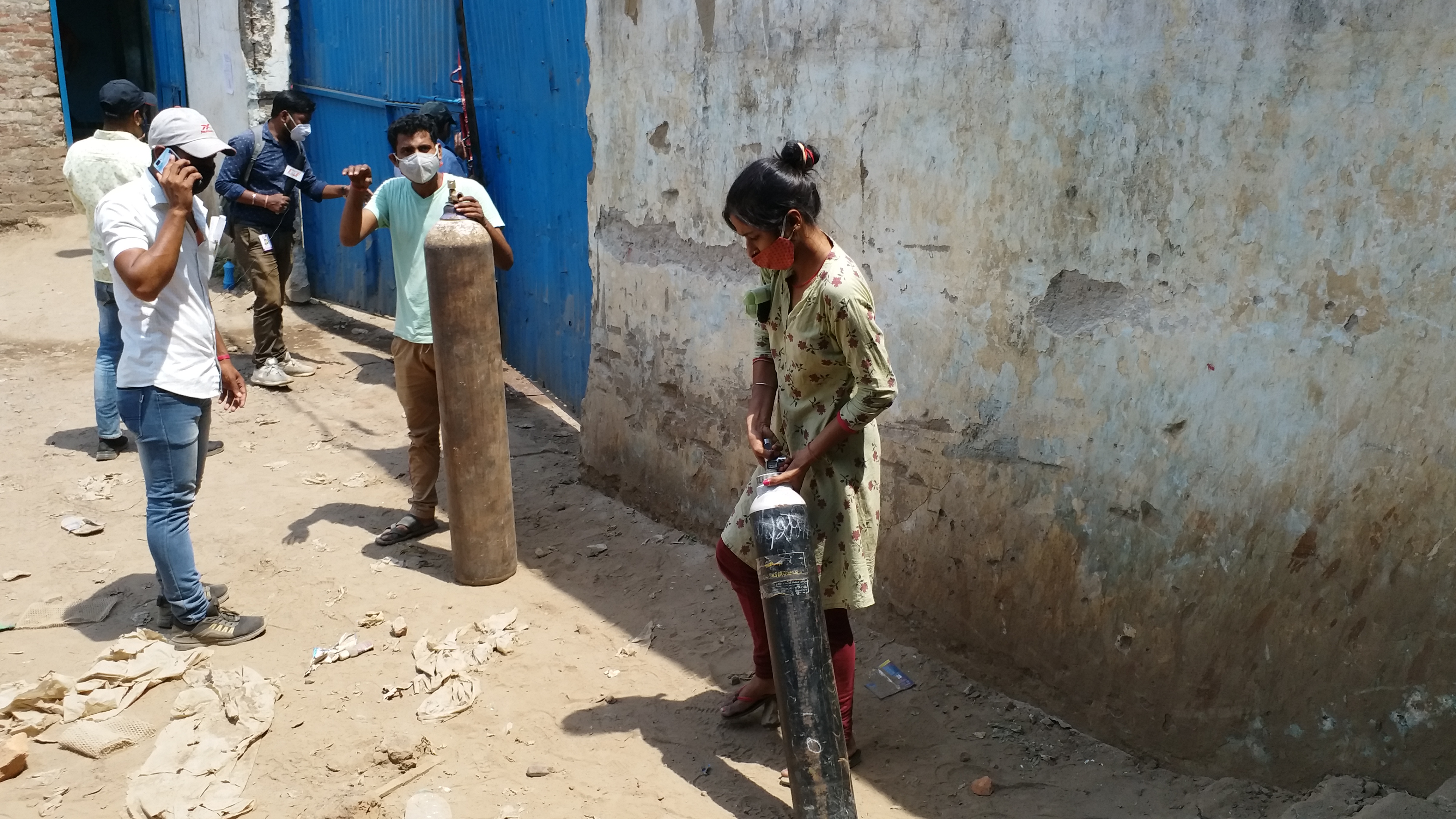 People came to fill oxygen cylinders