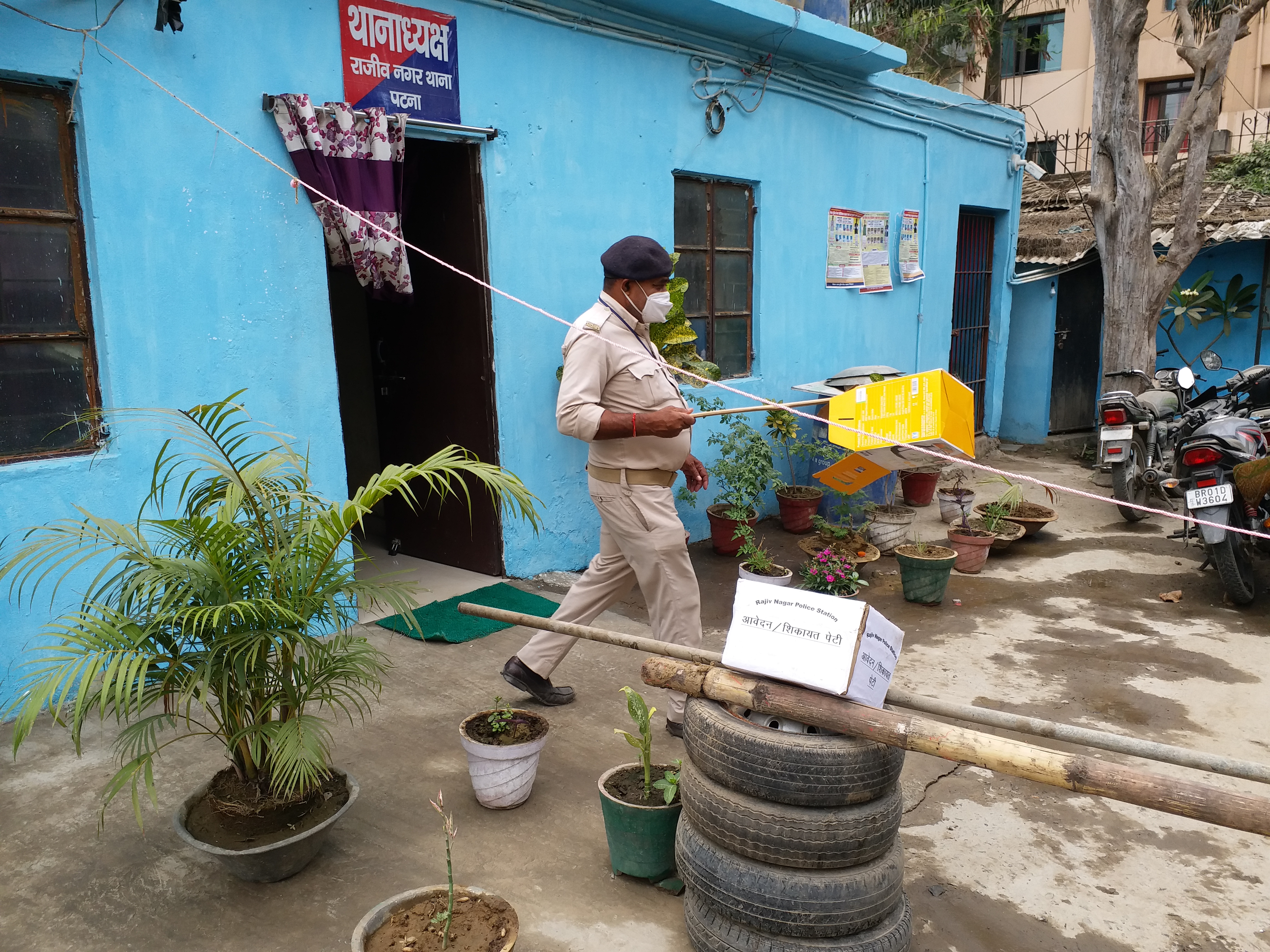 पुलिसकर्मियों पर सुरक्षा की जिम्मेदारी