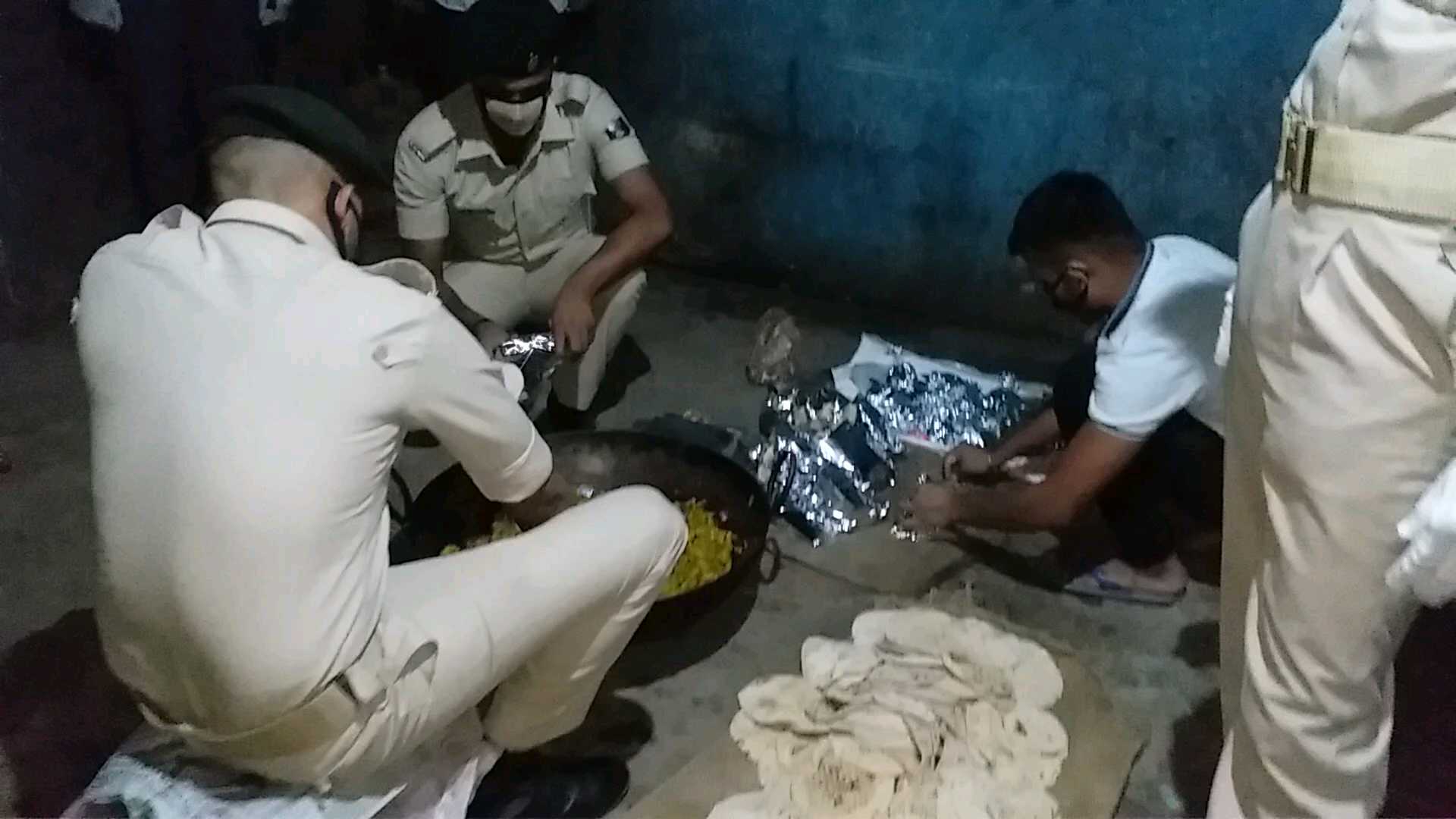 भोजन तैयार करती पुलिस