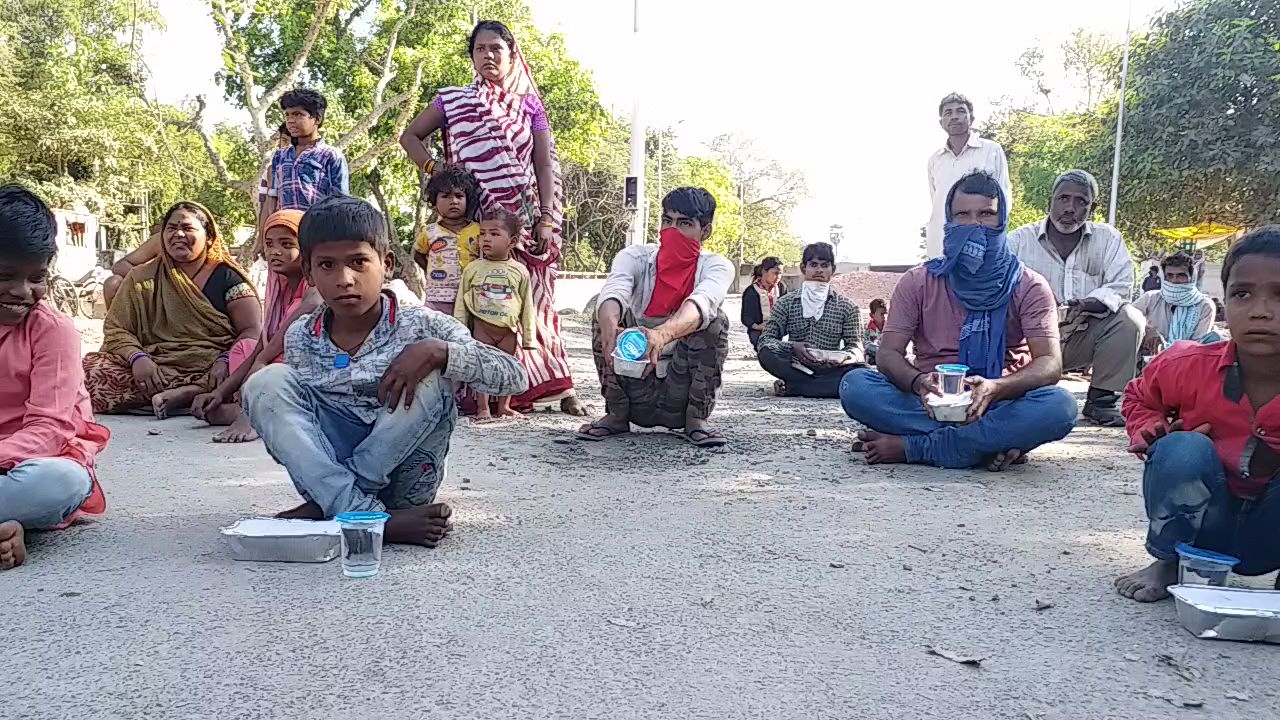 Police provided food to poor people in patna