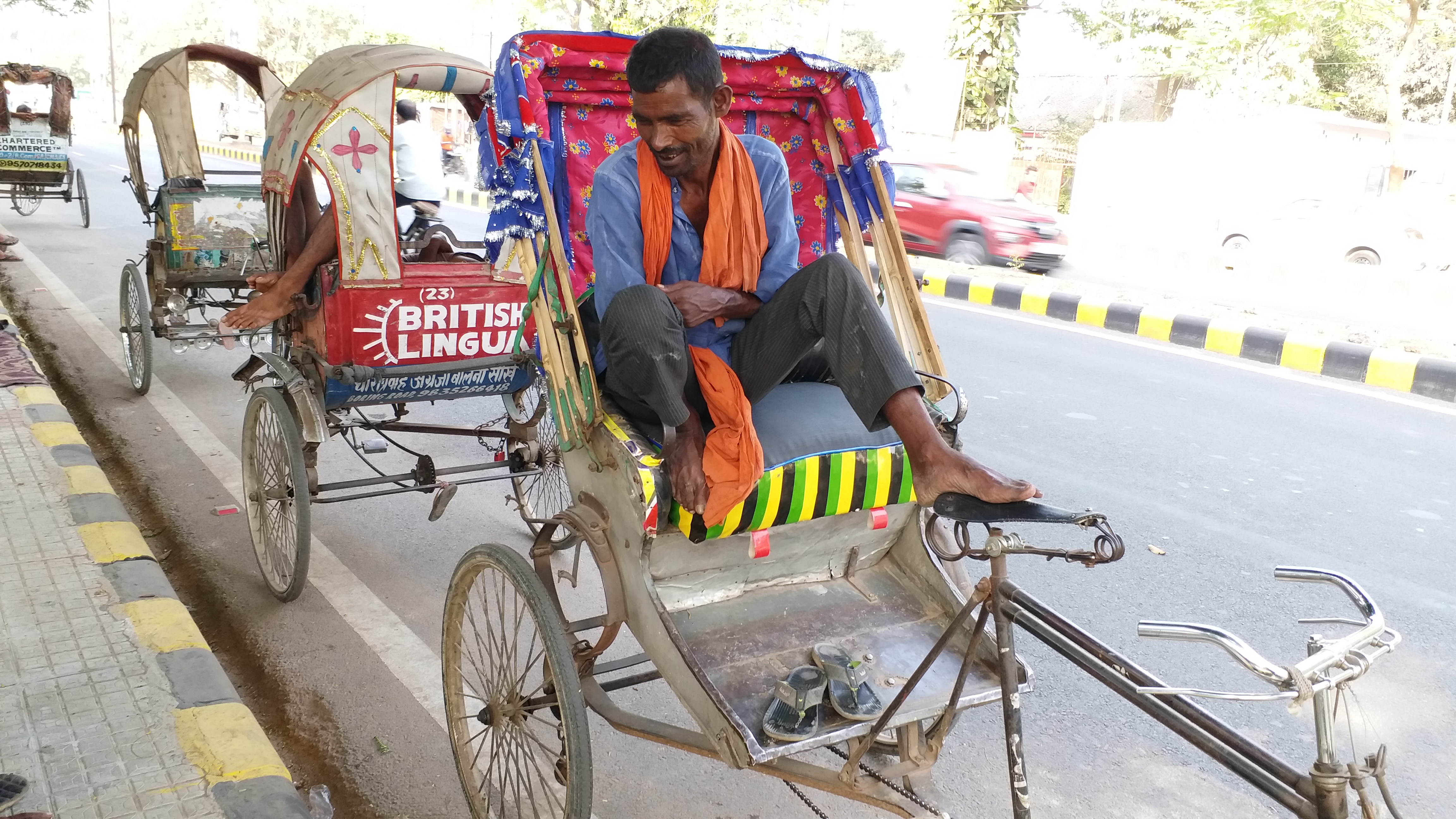 रिक्शा चालकों की कमाई पर ब्रेक