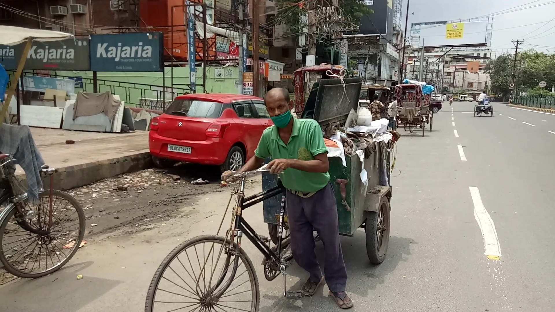 बिना ग्लव्स के सफाई कर्मी