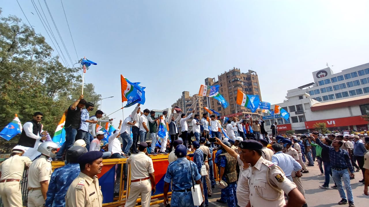 NSUI workers lathi charge