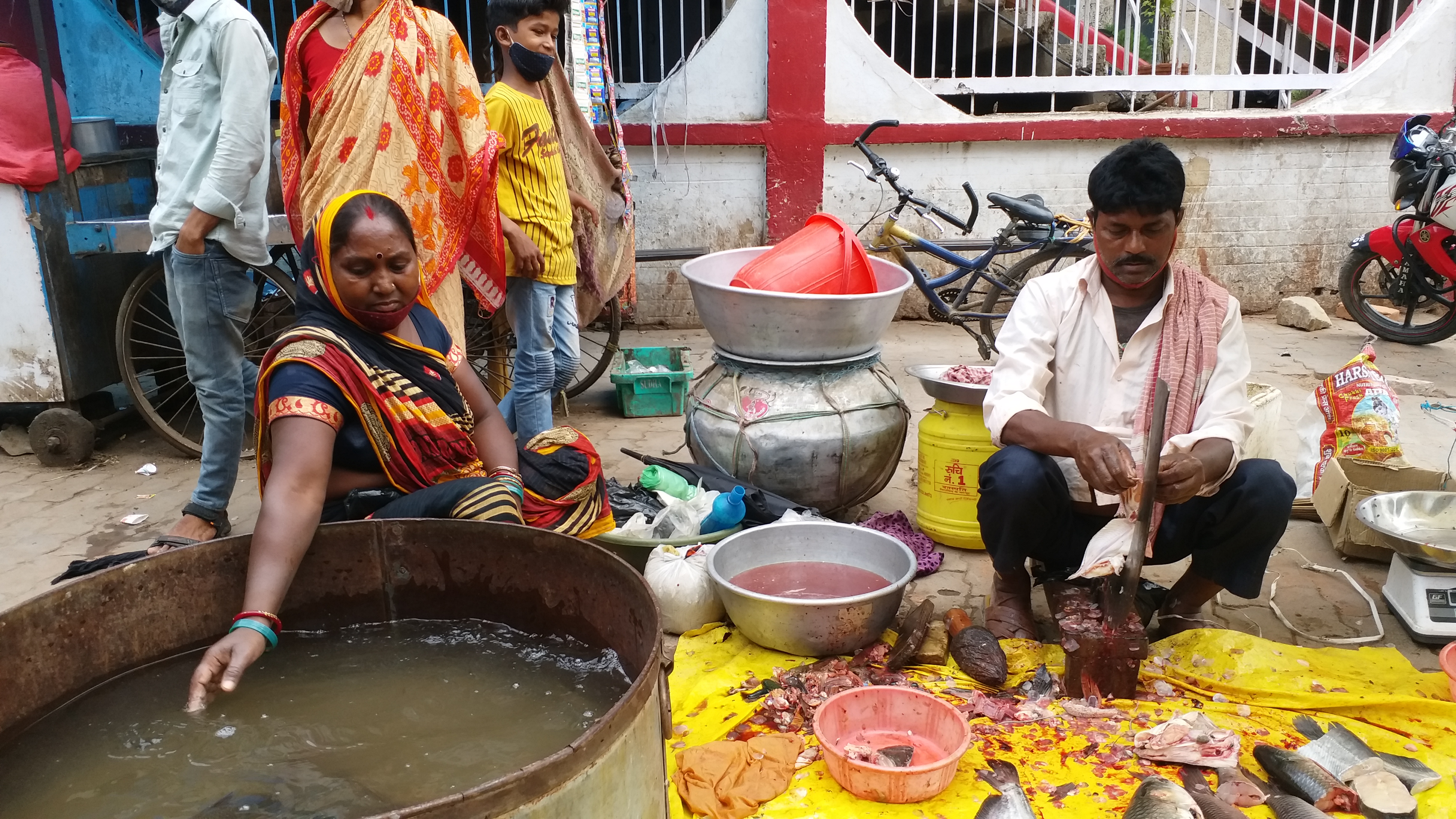 परेशान मछली विक्रेता