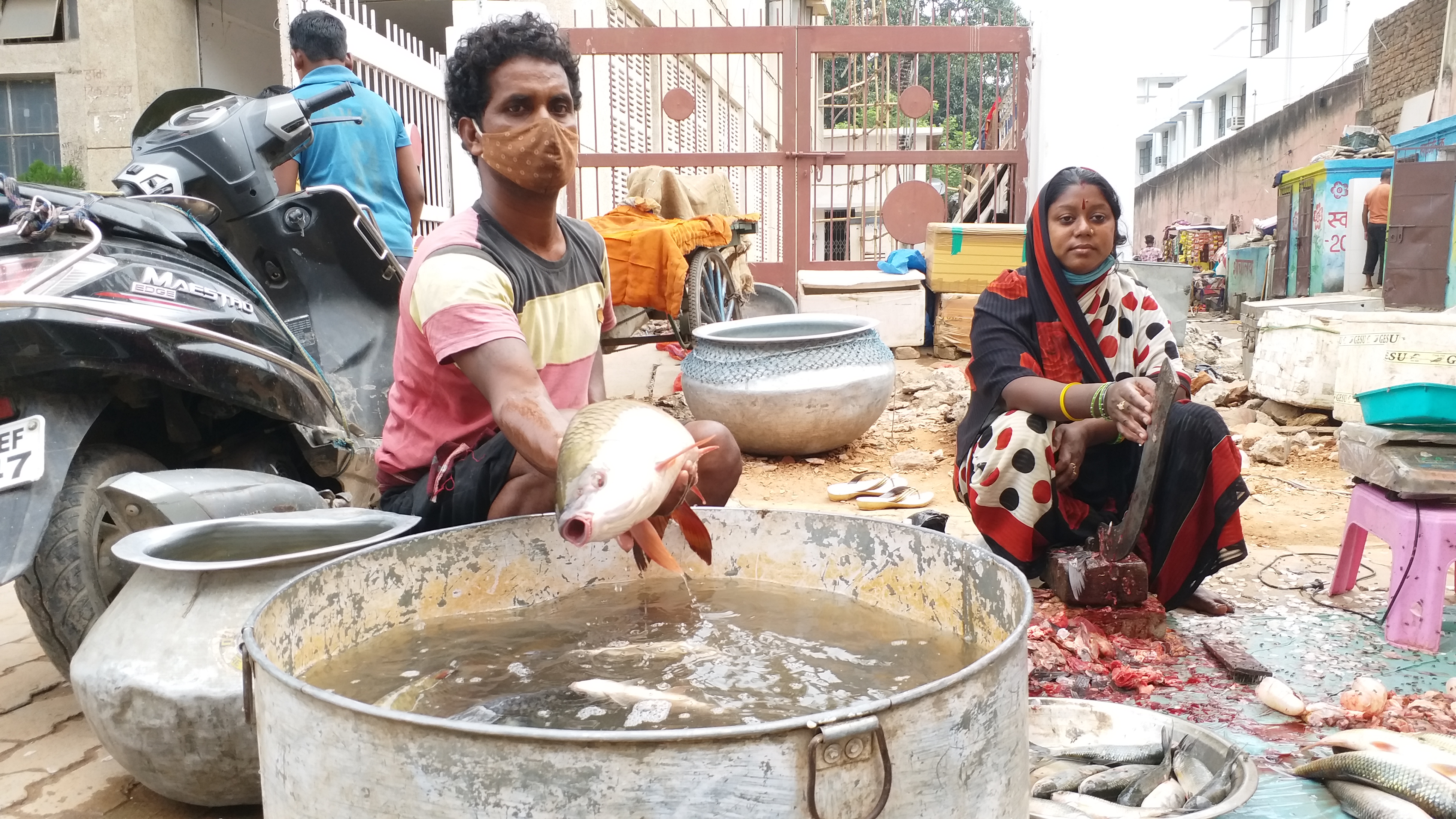 ग्राहक के इंतेजार में मछली विक्रेता