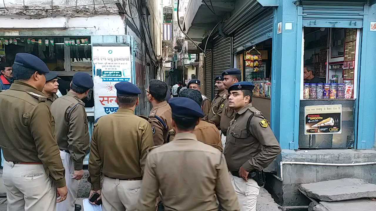 इलाके में जांच करती हुई पुलिस