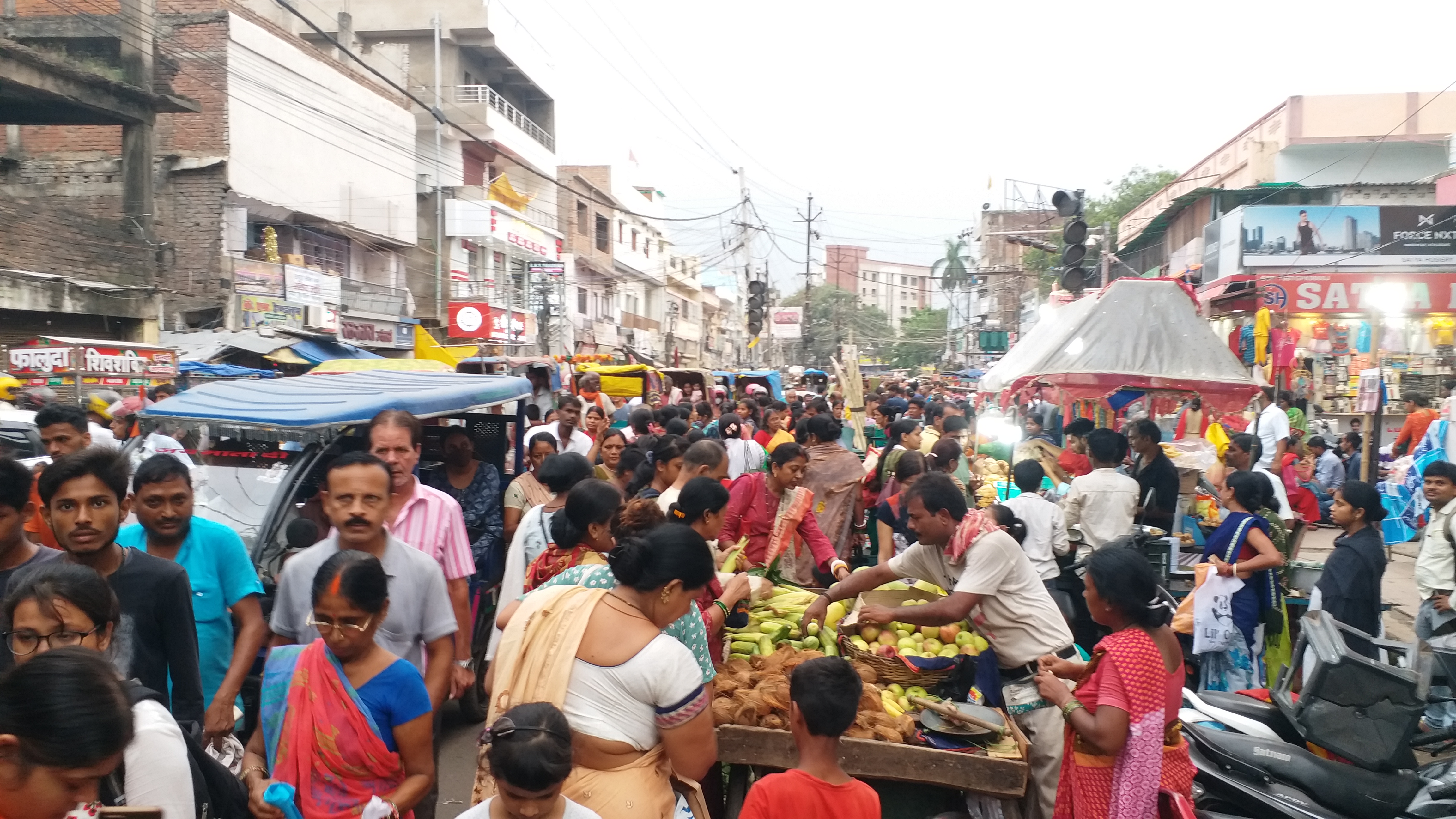 पटना के बाजार में महिलओं की भीड़