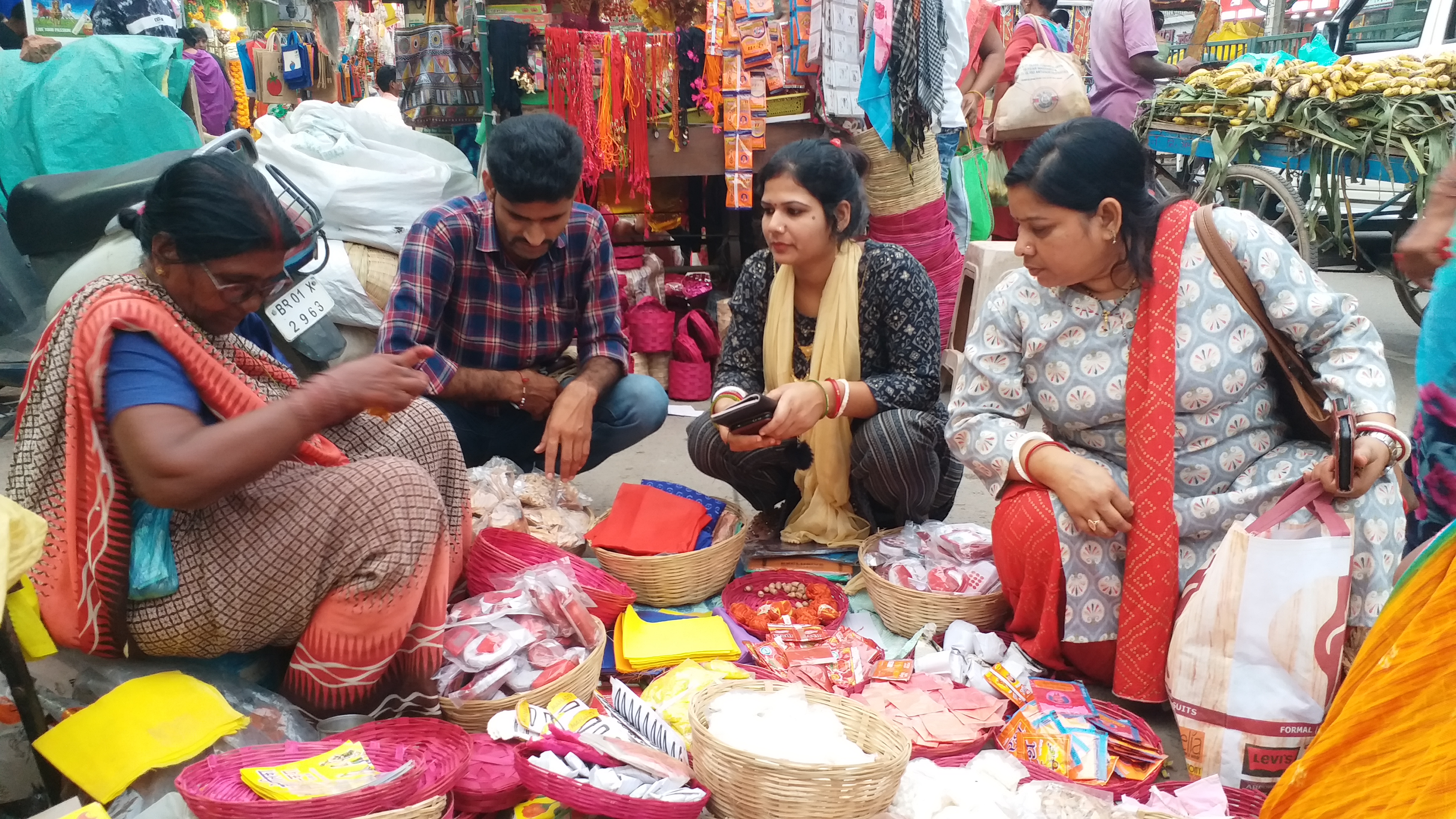 पूजा के लिए खरीदारी करती महिलाएं