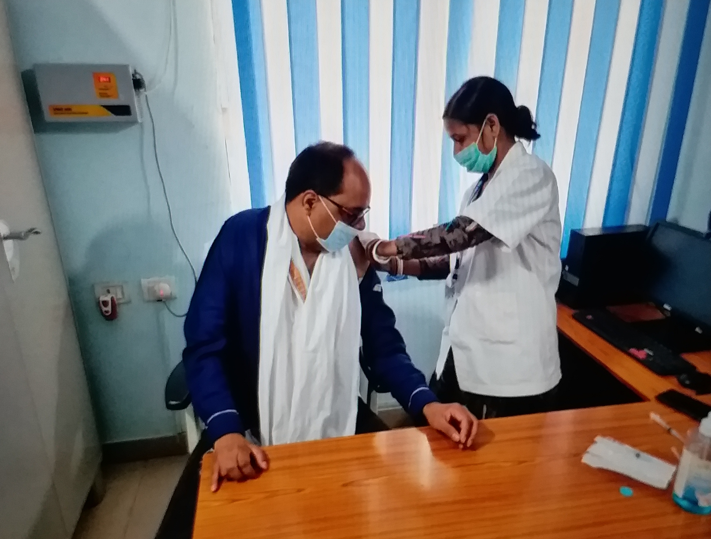 वैक्सीन लेते पटना डीएम डॉ चंद्रशेखर सिंह