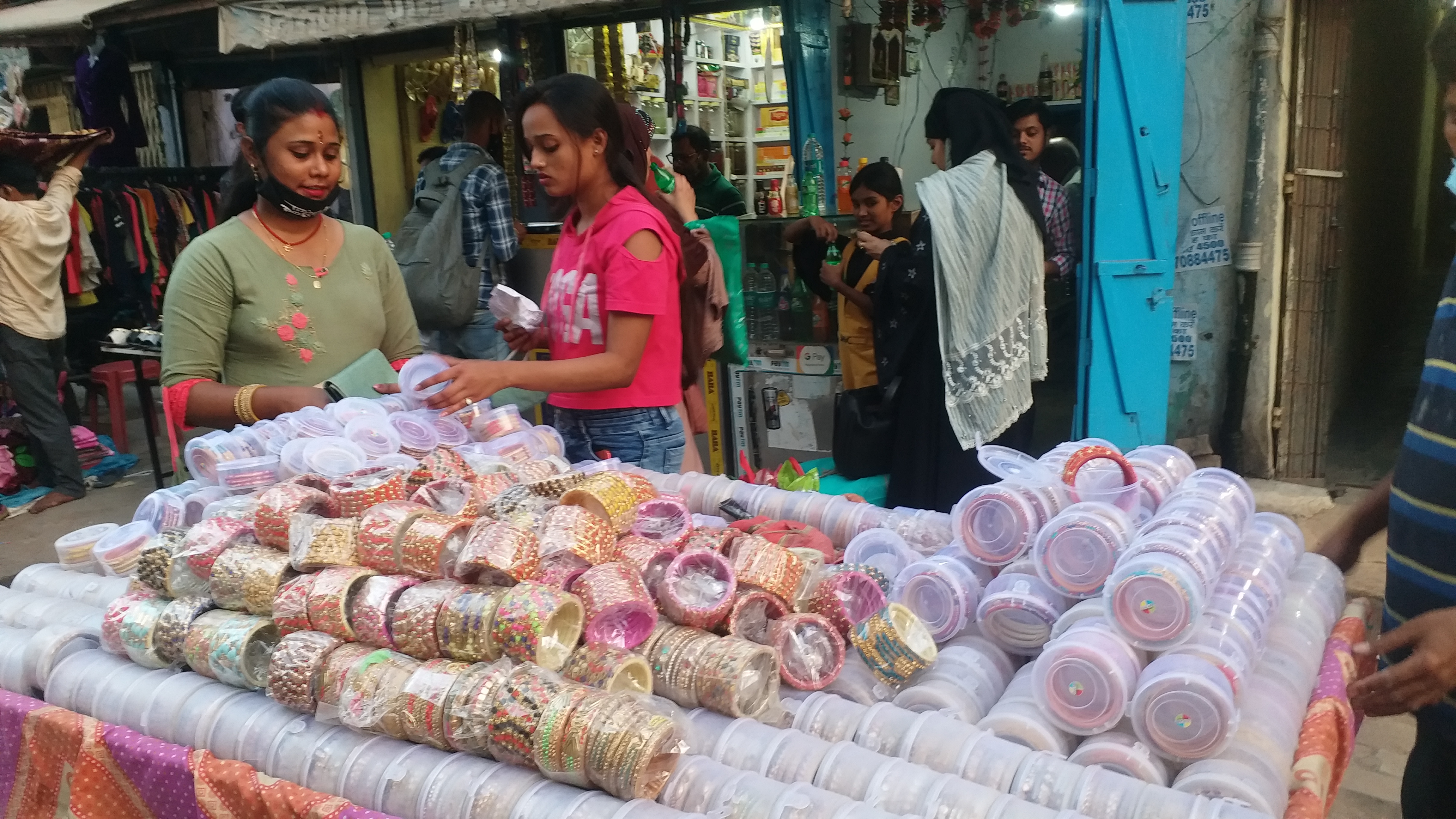 मास्क तो है लेकिन नाक औऱ मुंह खुले