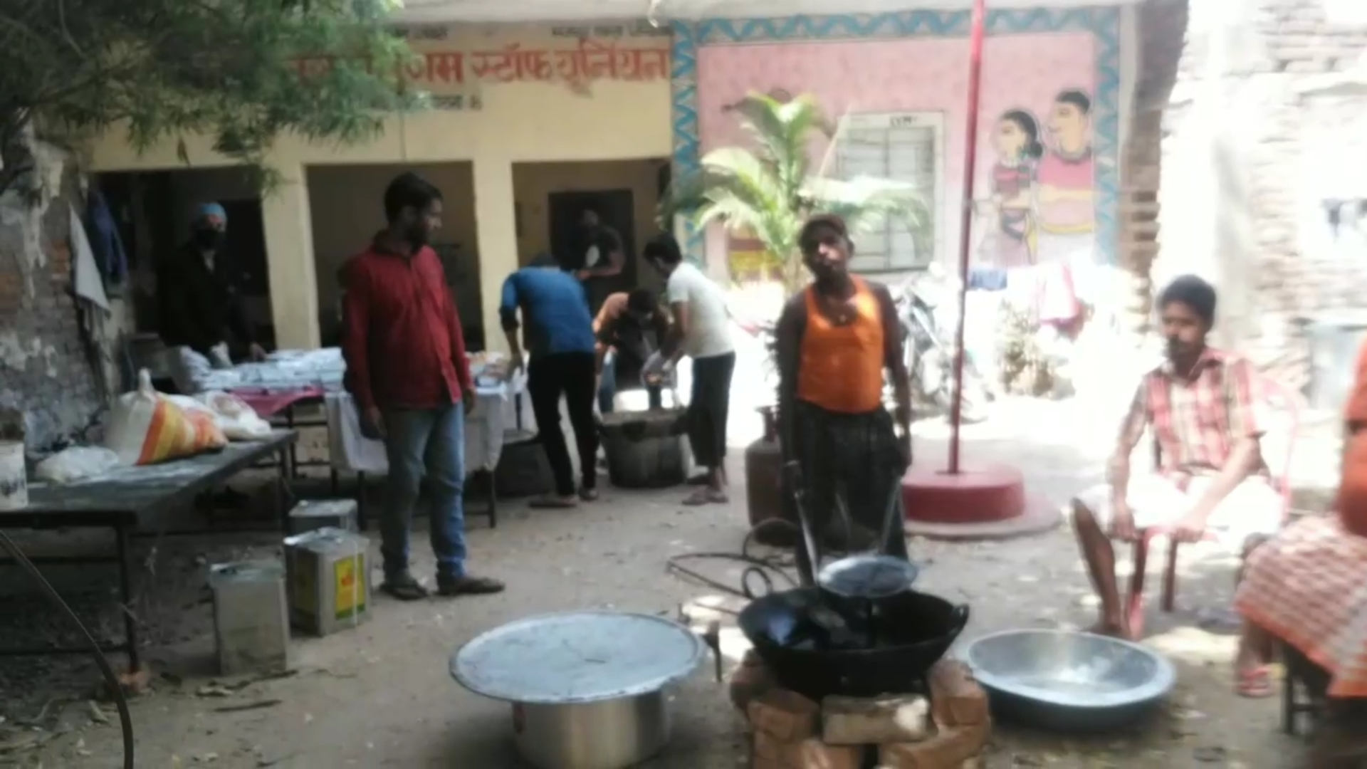 bjp workers feeds needful in patna during lockdown