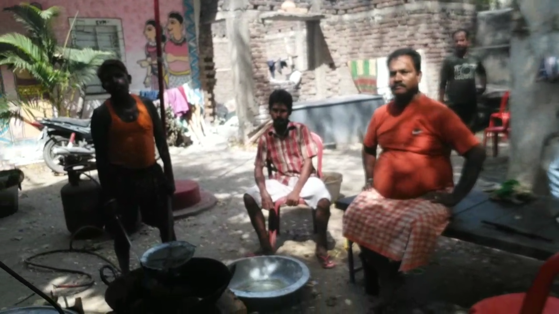 bjp workers feeds needful in patna during lockdown