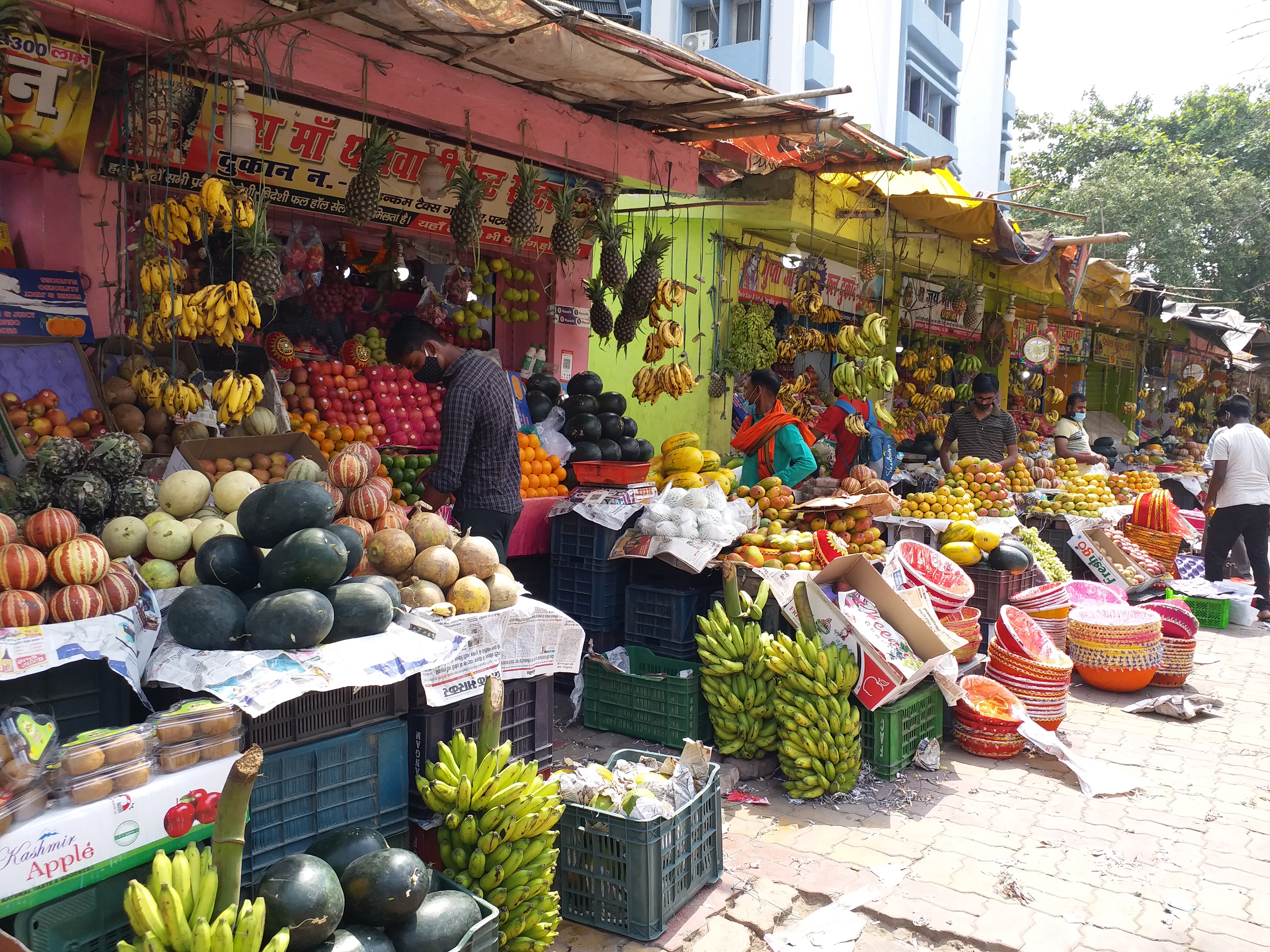 लोग ज्यादा से ज्यादा खरीद रहे फल