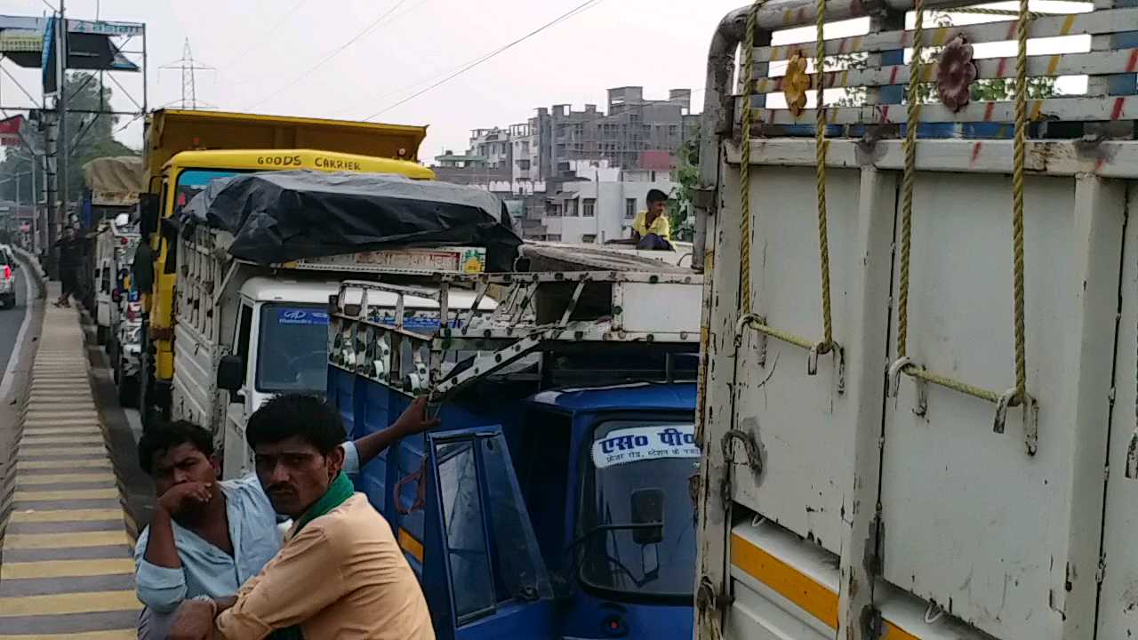 गांधी सेतु पर लगा जाम