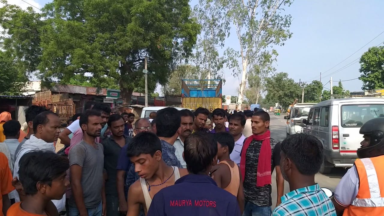 Crowd gathered after road accident