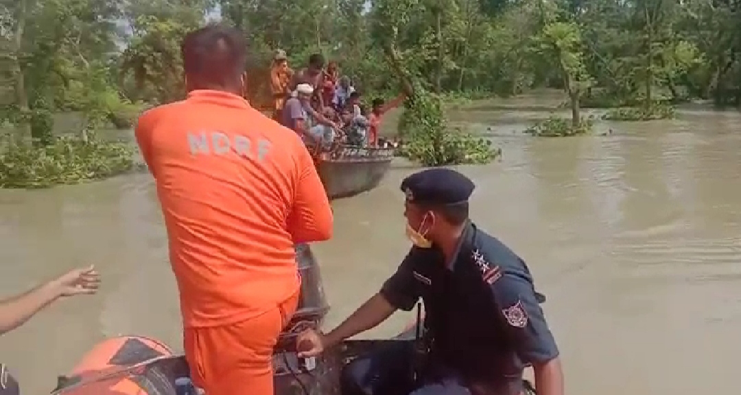 NDRF team rescued a boat and 40 riders in Gandak River in East Champaran