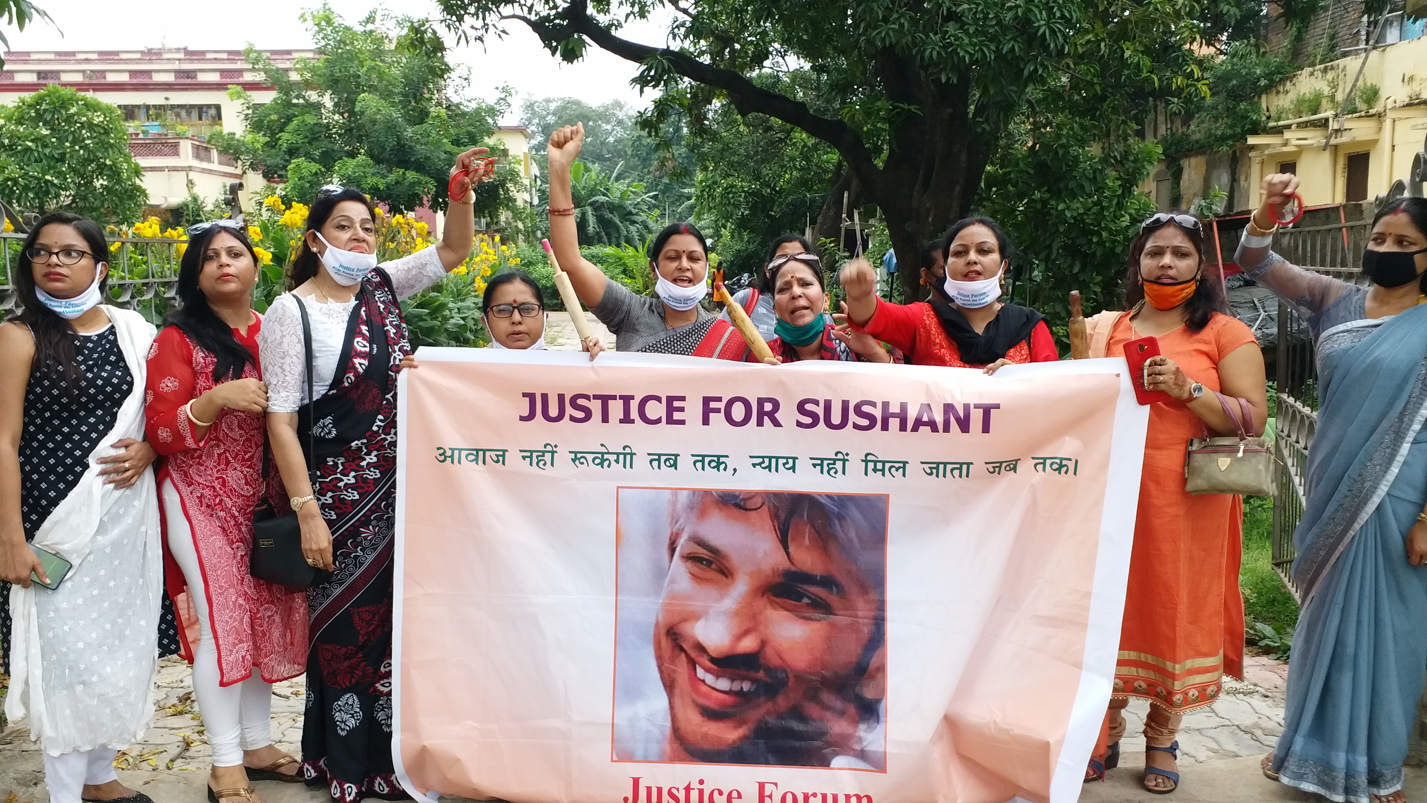 Women protest against Sanjay Raut