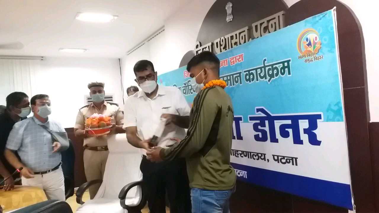 प्लाज्मा डोनर को सम्मानित करते डीएम