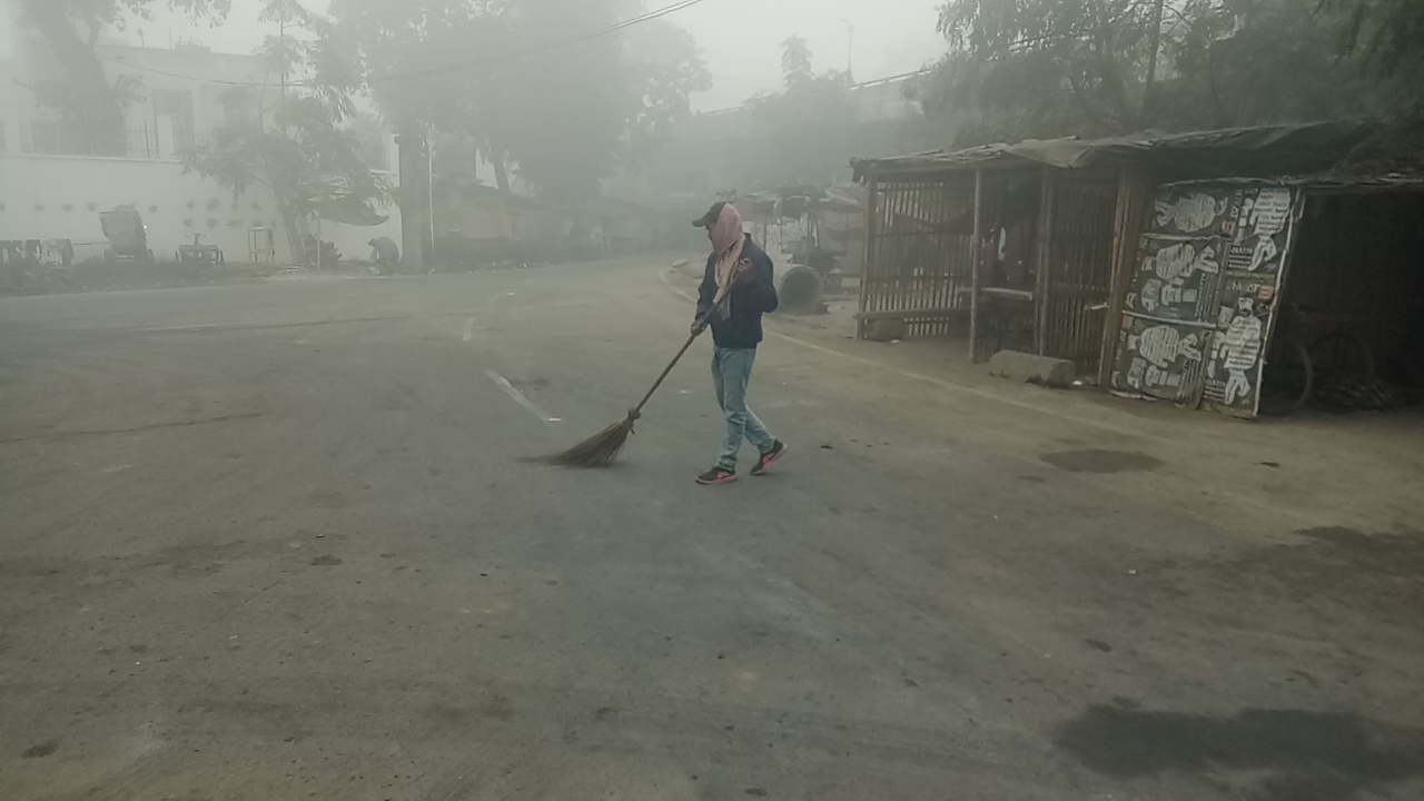 सफाई करते हुए कर्मचारी.