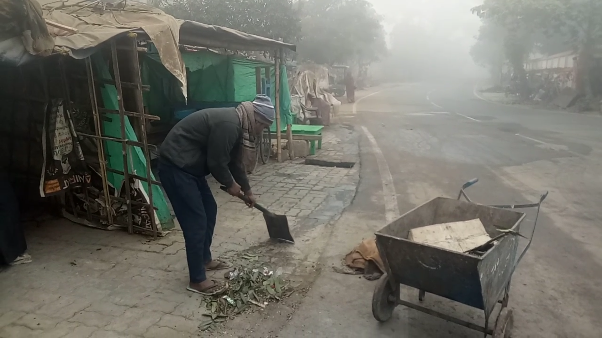 कड़ाके की ठंड में सफाई करता हुआ कर्मचारी.