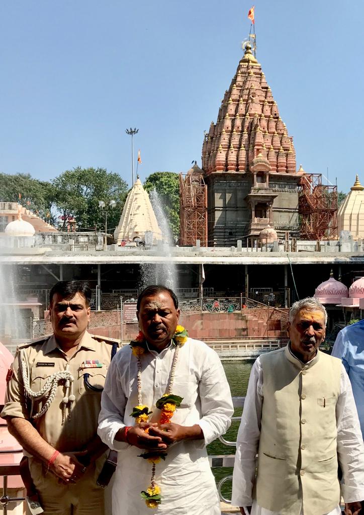 governor fagu chauhan performed puja