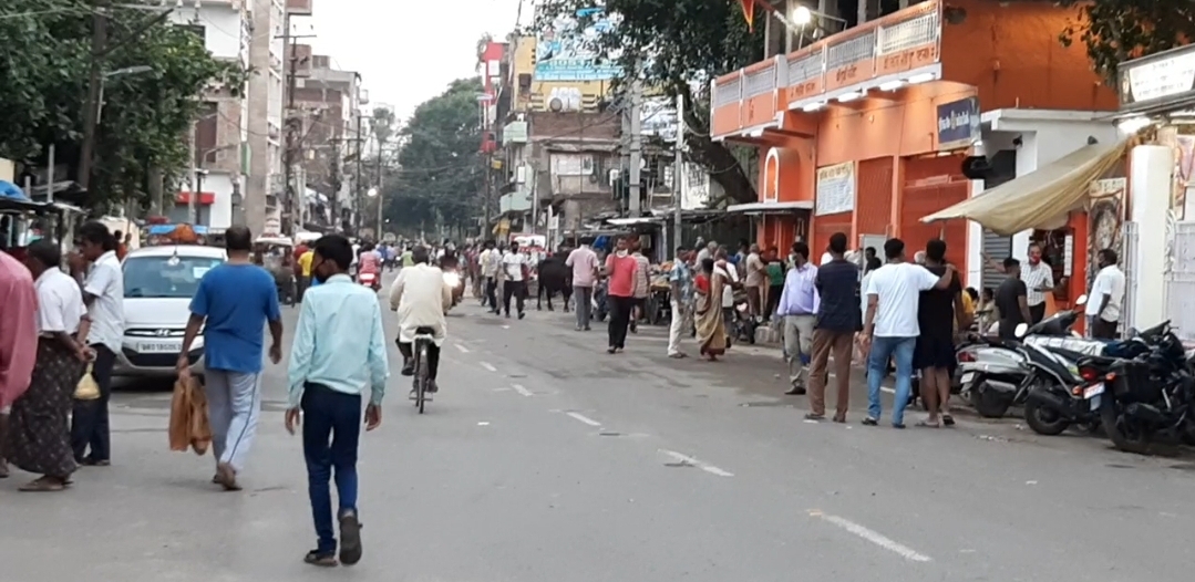 people are not following the rules of lockdown and social distancing near police line in patna