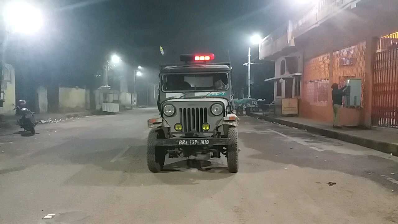 रात में गश्ती करती पुलिस