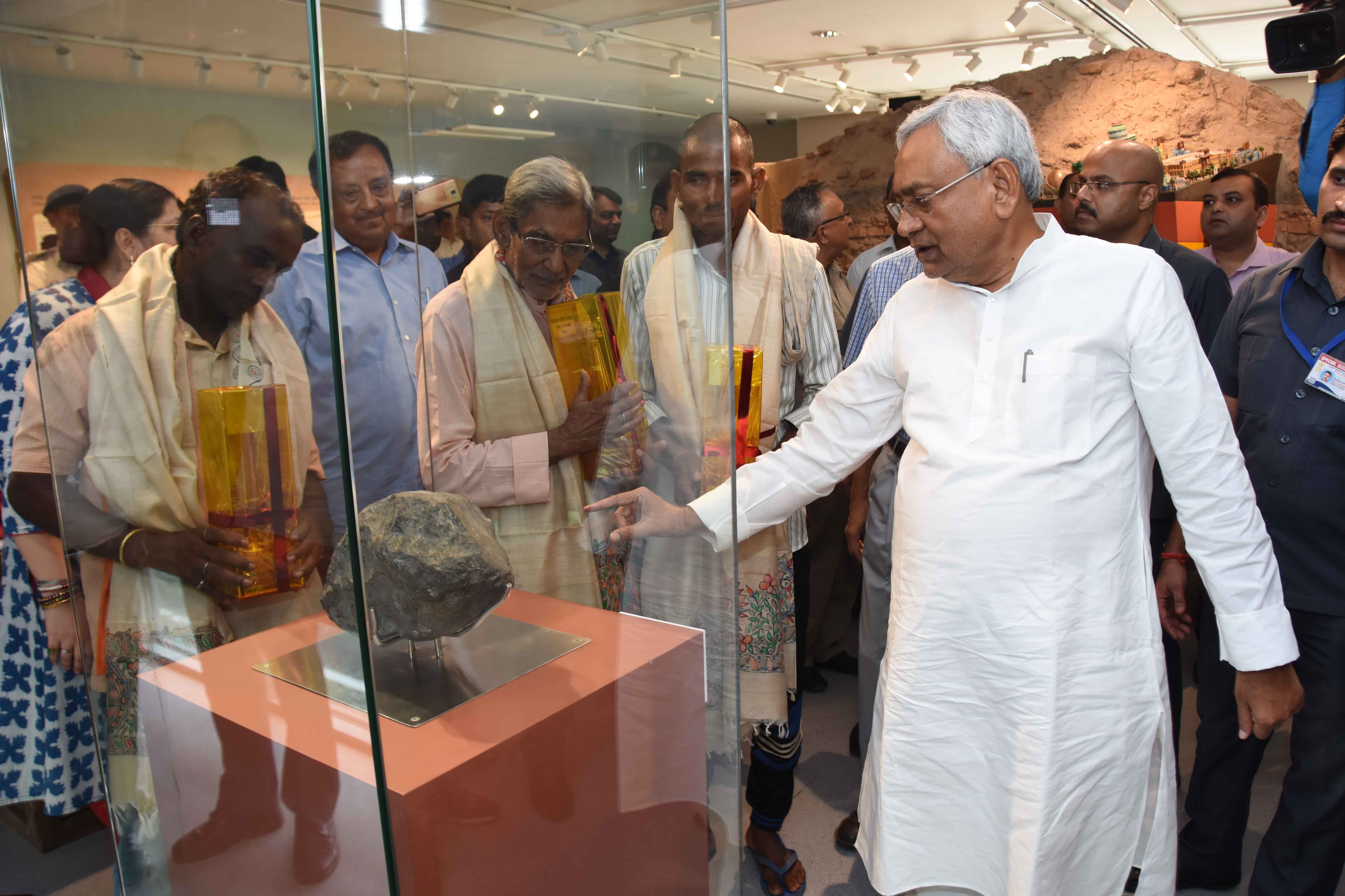 CM Nitish Kumar honored farmers who got meteorite in madhubani