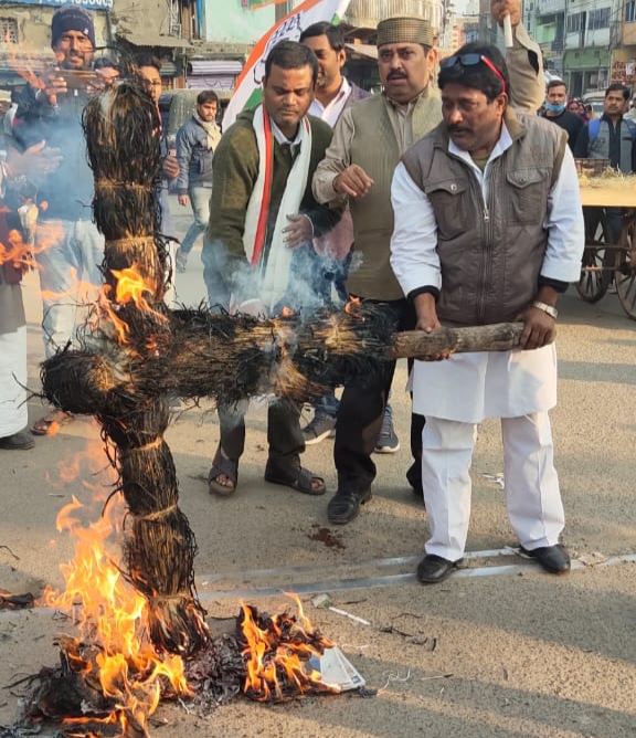 विरोध प्रदर्शन करते हुए कार्यकर्ता.