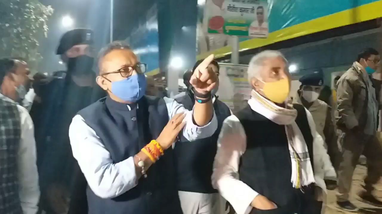 अशोक चौधरी अपनी देखरेख में लगवा रहे हैं पोस्टर