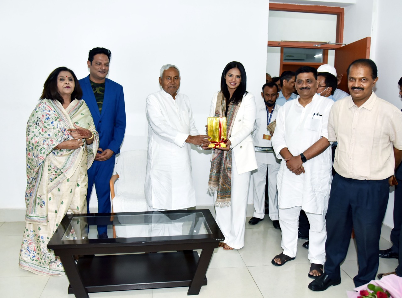 http://1CM Nitish Kumar honoring actress Neetu Chandra0.10.50.75//bihar/21-April-2022/bh-pat-07-nitu-chandra-meet-nitish-7201750_21042022204553_2104f_1650554153_721.jpg