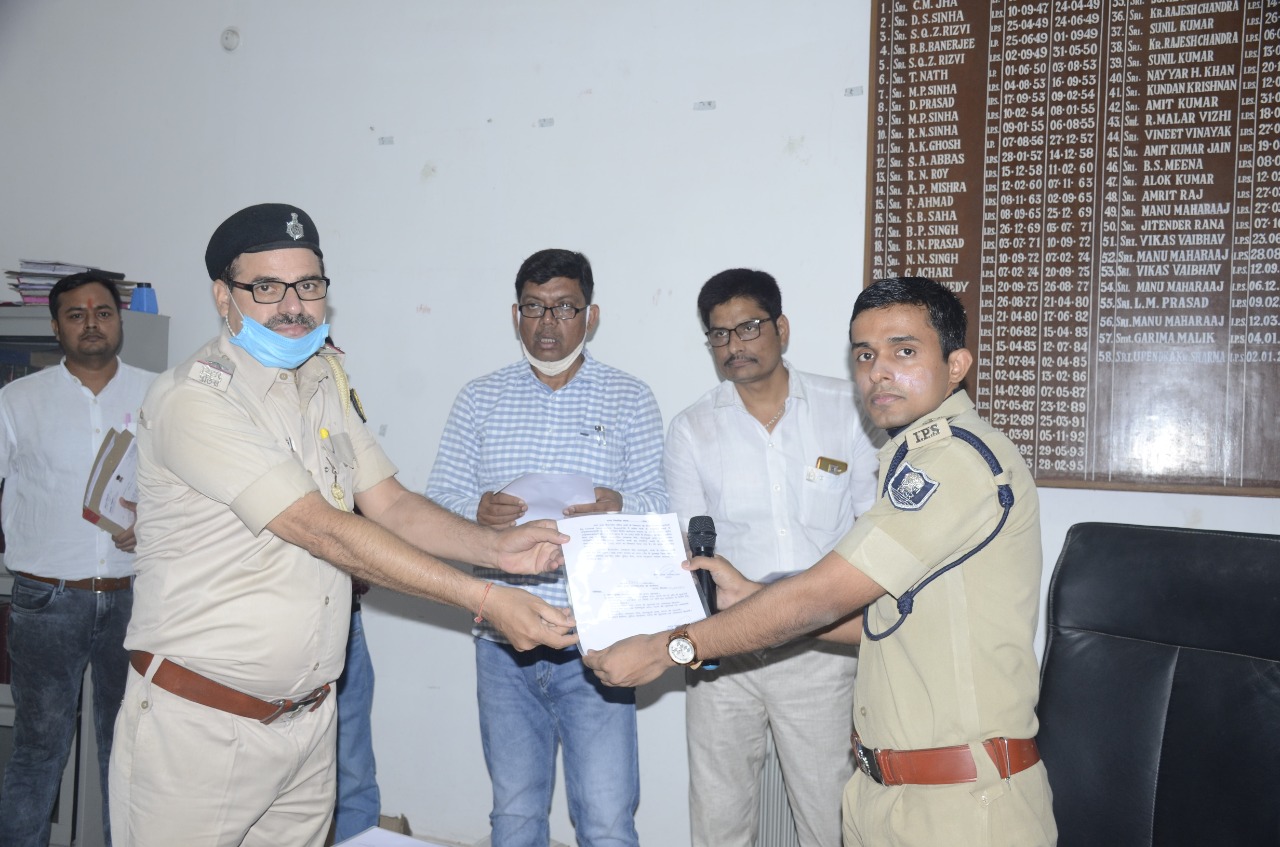 पुलिसकर्मियों को किया गया सम्मानित.