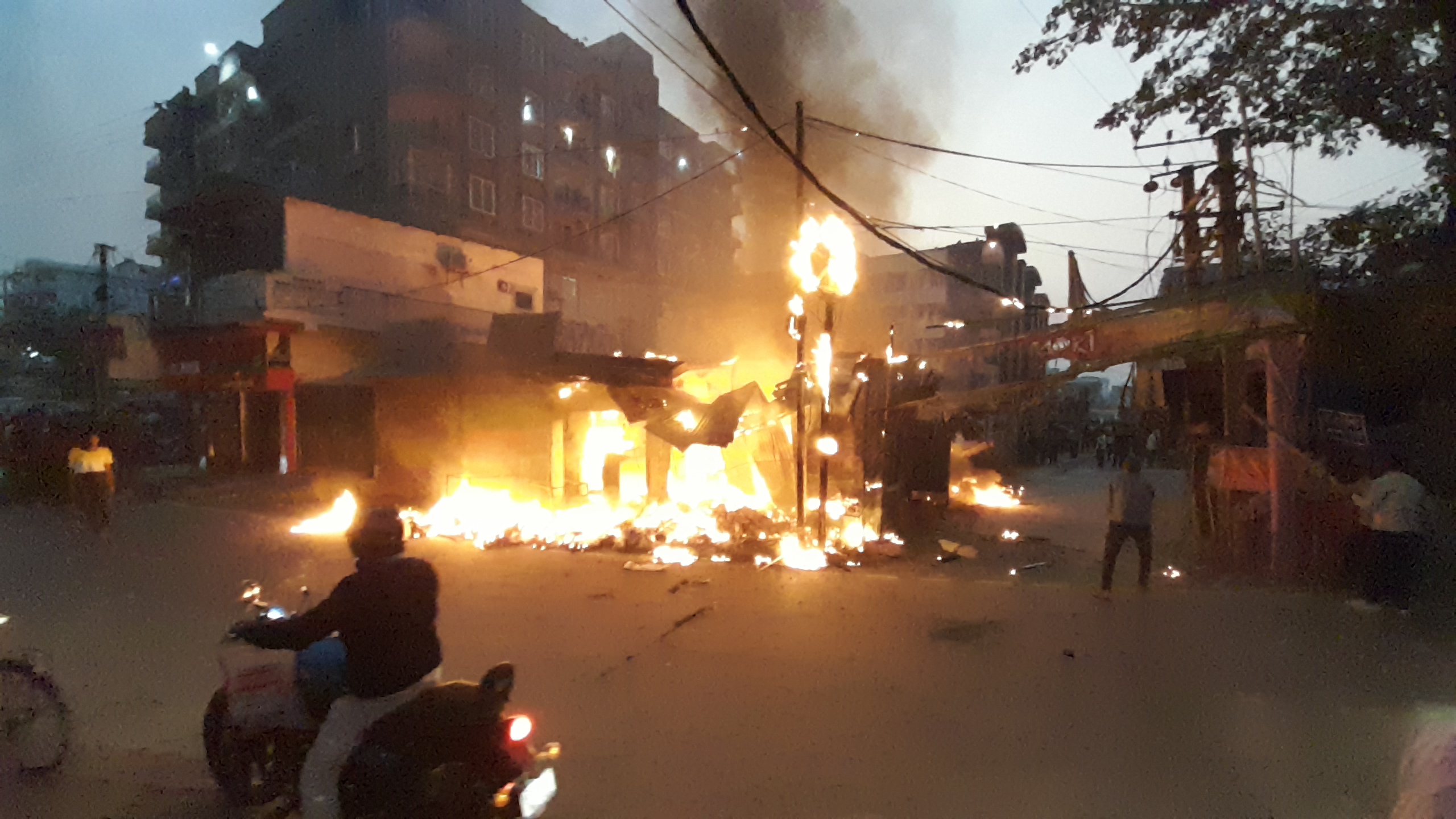 दानापुर के गोलारोड में तीन दुकान जलकर खाक.
