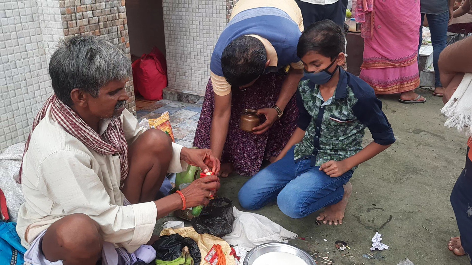 पूजा करते श्रद्धालु