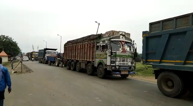 fellow workers protest after the death of malaria worker in patna