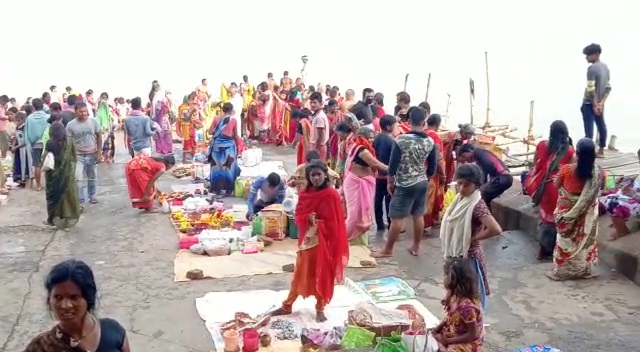 people fall in superstition and offer jaggery and gram to the ganges in patna